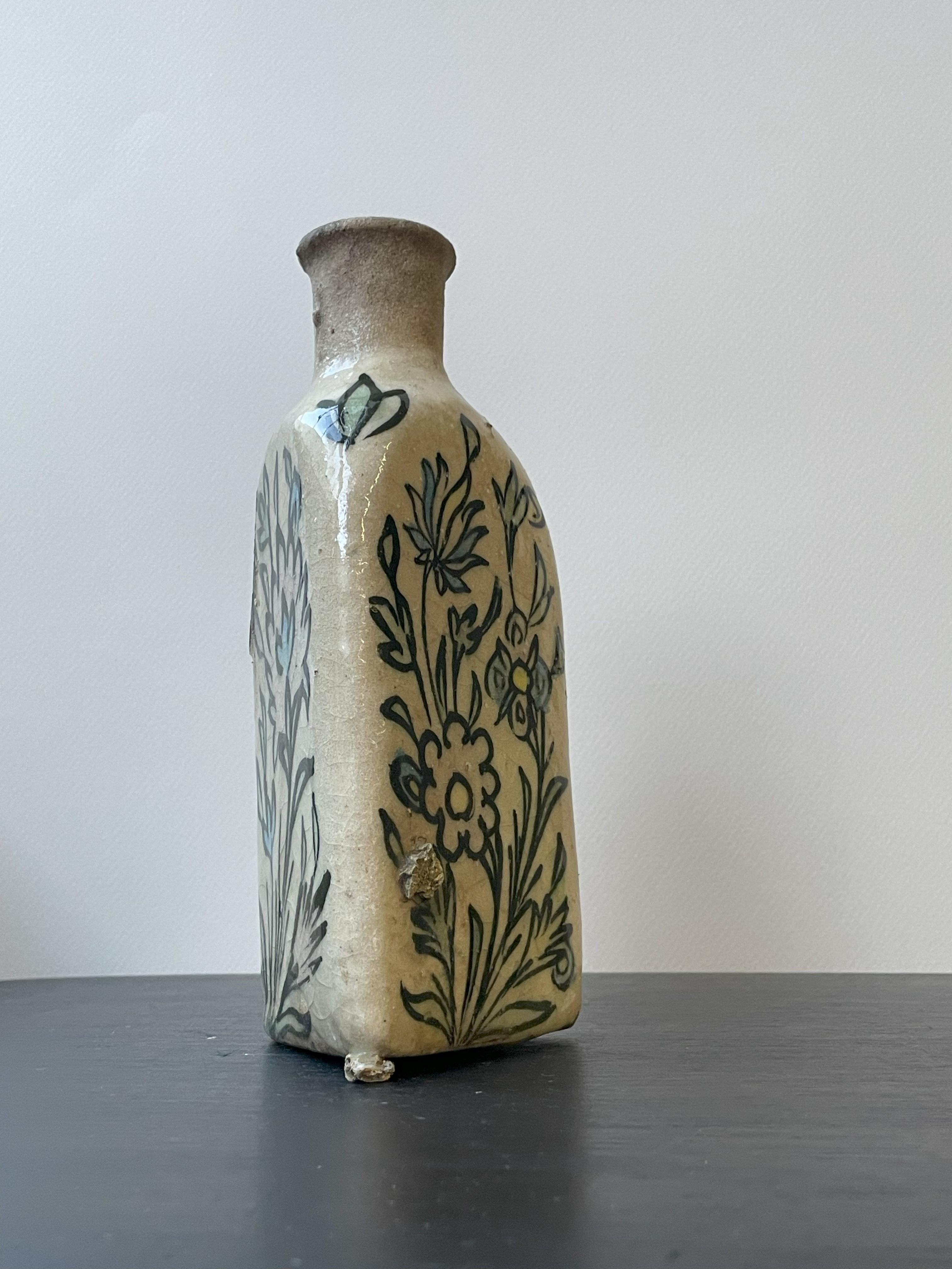 Ensemble de 2 vases Qajar triangulaires blancs n° 1 et 2 en vente 6