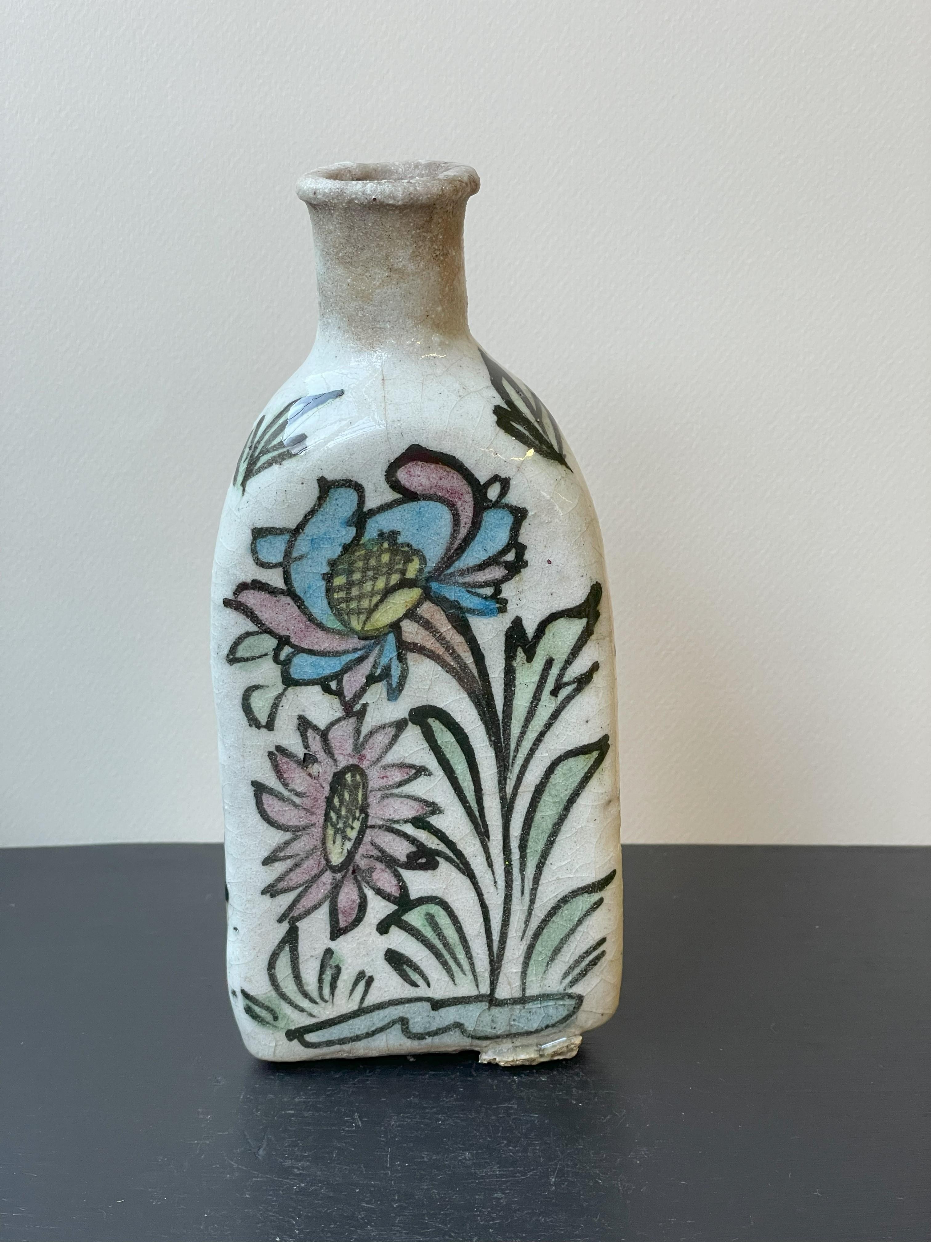 Ensemble de 2 vases Qajar triangulaires blancs n° 1 et 2 Excellent état - En vente à Munich, DE