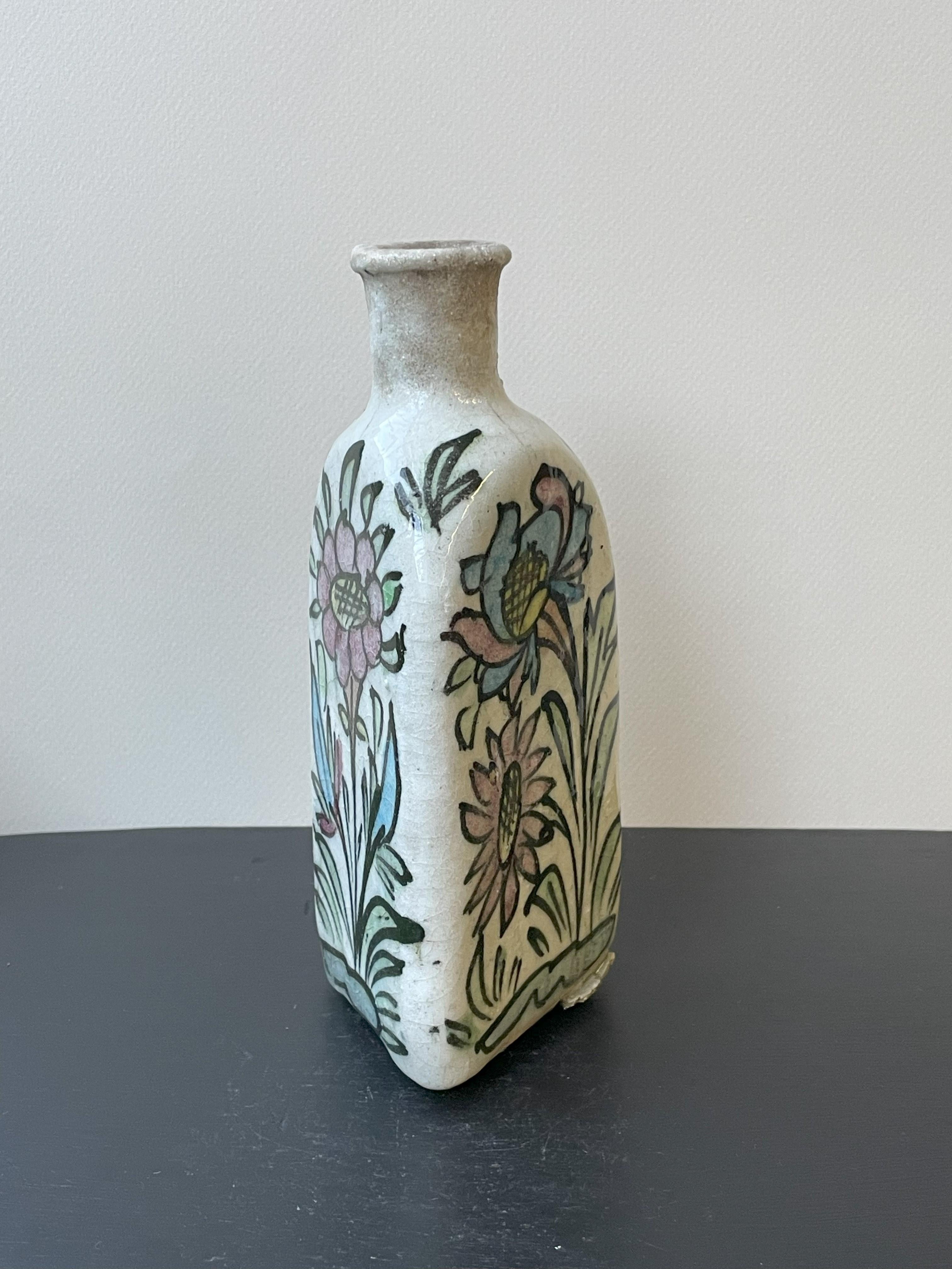 20ième siècle Ensemble de 2 vases Qajar triangulaires blancs n° 1 et 2 en vente