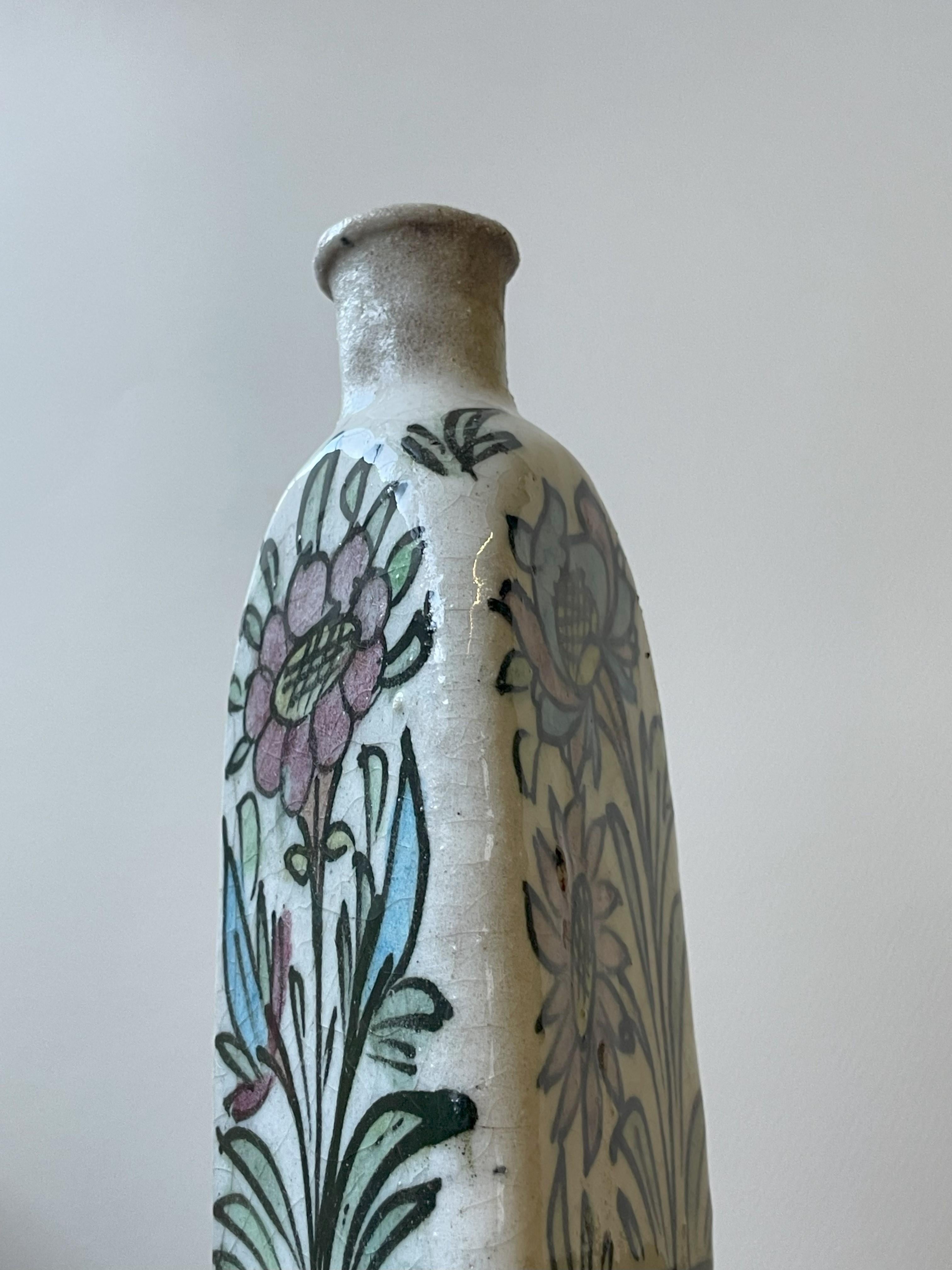 Ensemble de 2 vases Qajar triangulaires blancs n° 1 et 2 en vente 1