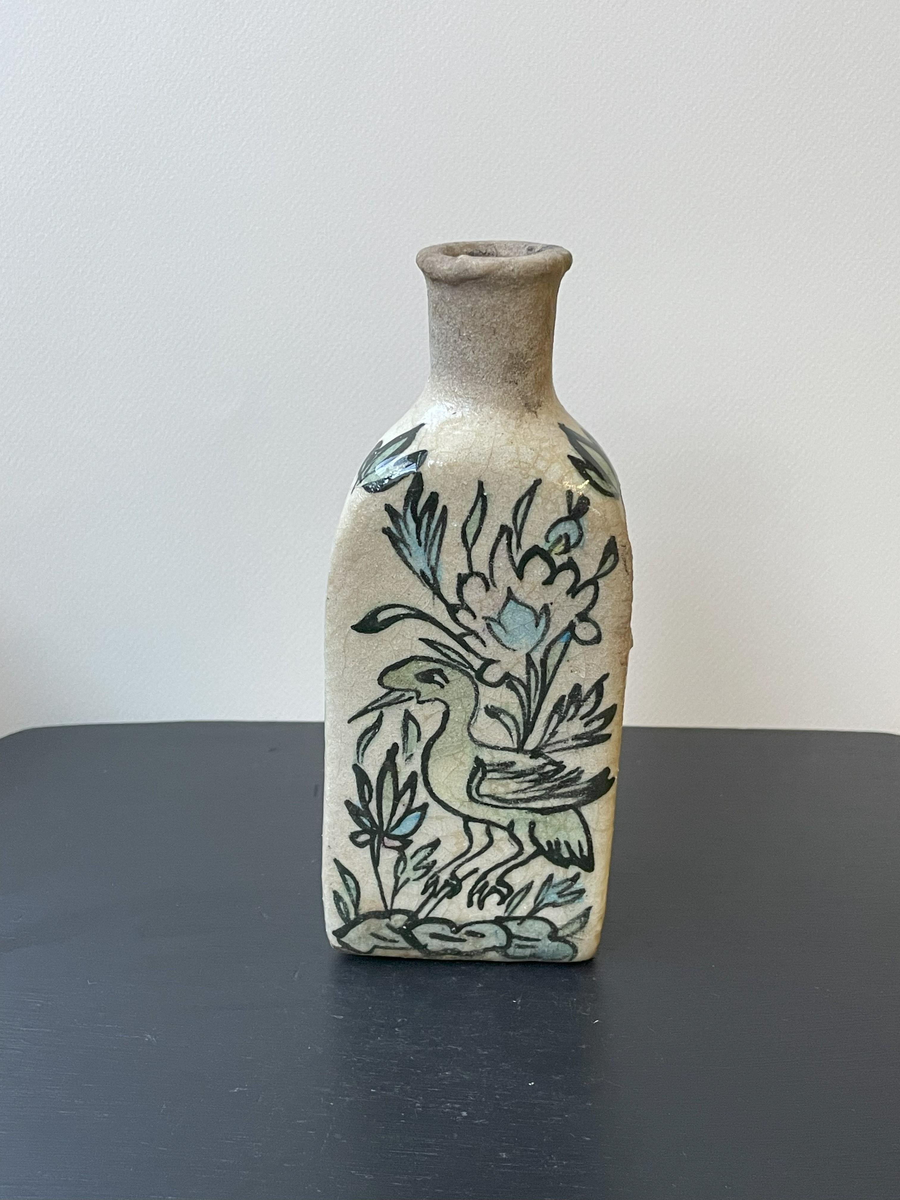 Ensemble de 2 vases Qajar triangulaires blancs n° 1 et 2 en vente 2