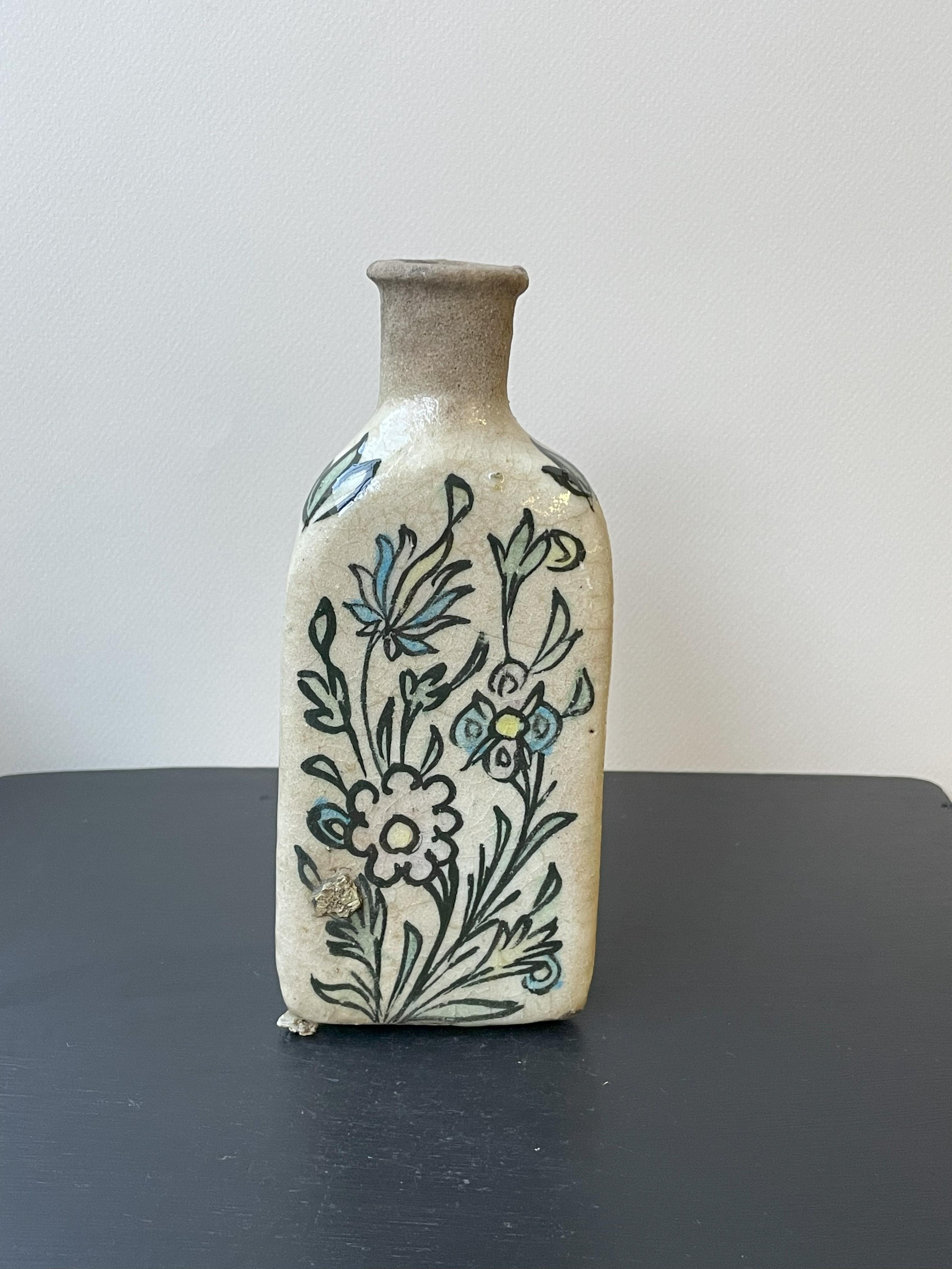 Ensemble de 2 vases Qajar triangulaires blancs n° 1 et 2 en vente 3