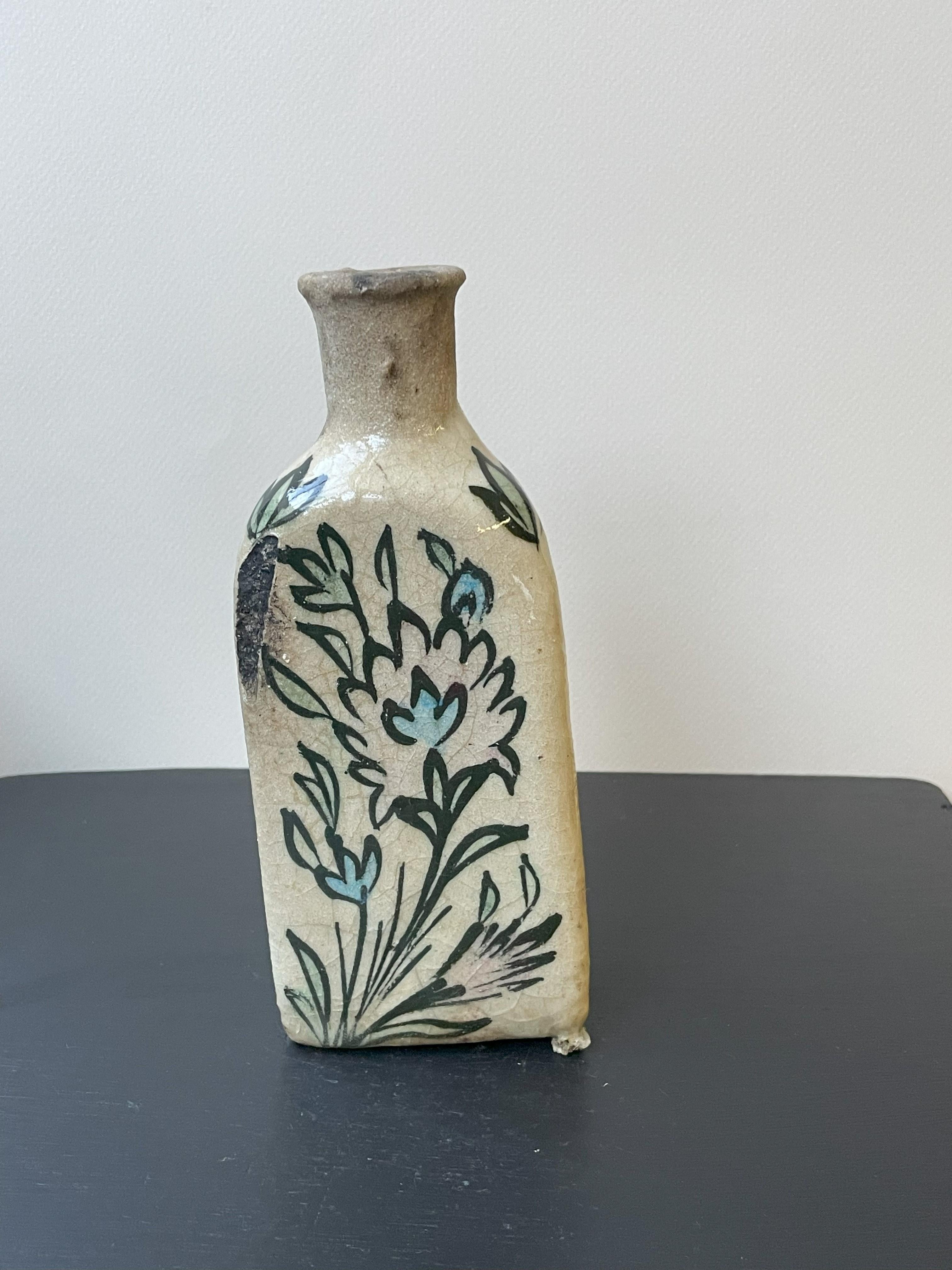 Ensemble de 2 vases Qajar triangulaires blancs n° 1 et 2 en vente 4