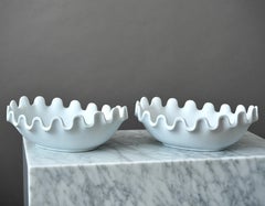 Satz von 2 weißen Schalen „Vaga“ von Wilhelm Kage für Gustavsberg, Schweden, 1940er Jahre.