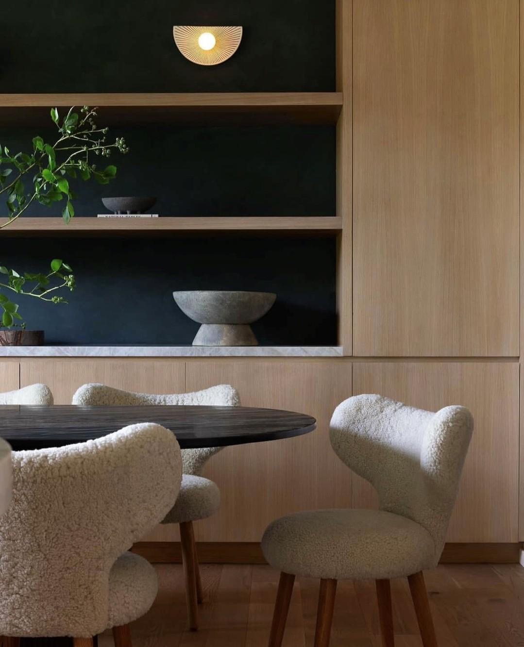 Set di 2 sedie da pranzo bianche WNG con rivestimento in Oak e pelle di pecora di Mazo Design In condizioni Nuovo in vendita a Geneve, CH