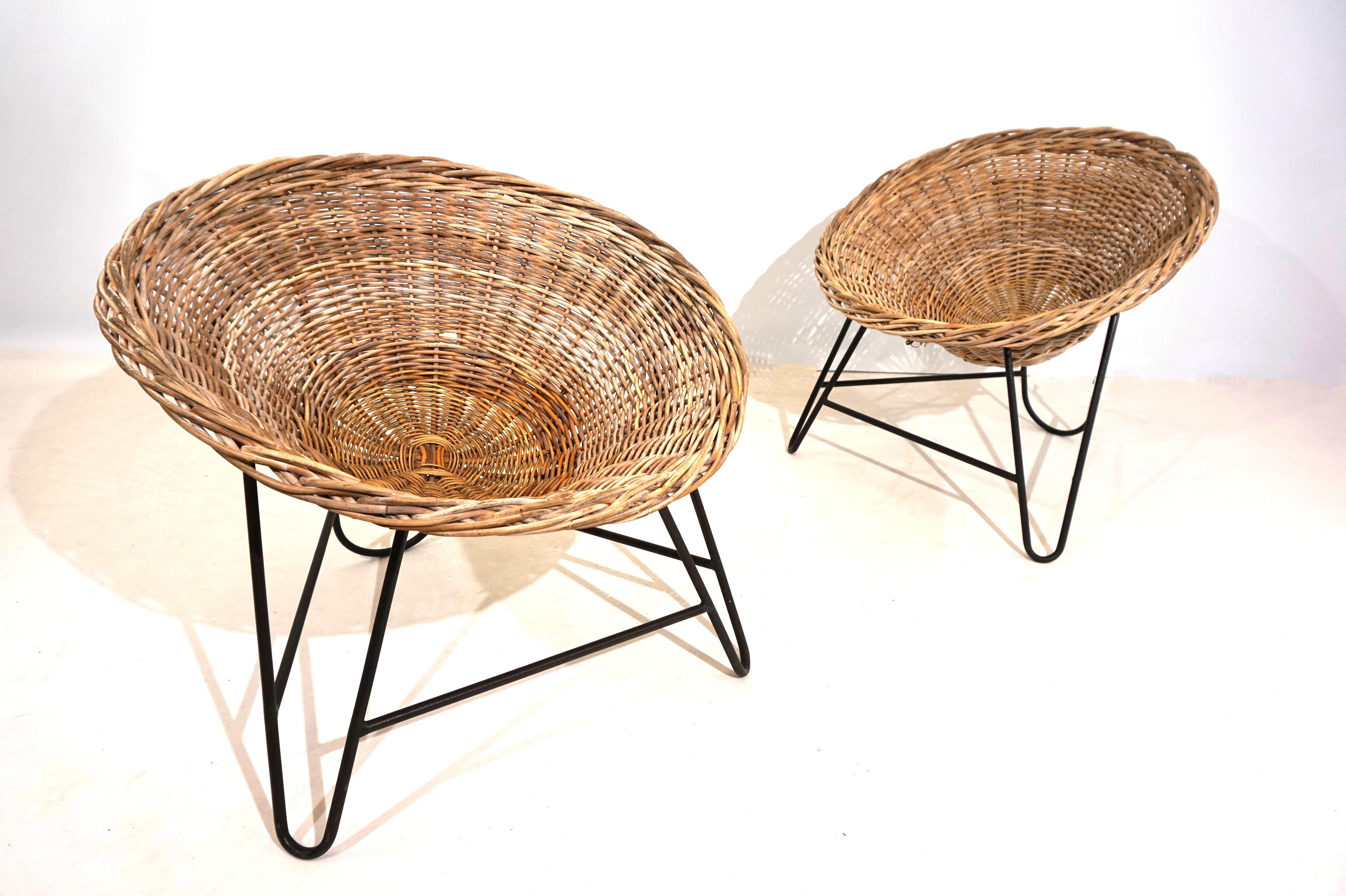 The set of 2 rattan chairs is in good condition. The wickerwork shows no signs of damage and is solid; the metal frame covered with black plastic shows some detachment of the plastic coating and signs of wear. The armchairs have developed a