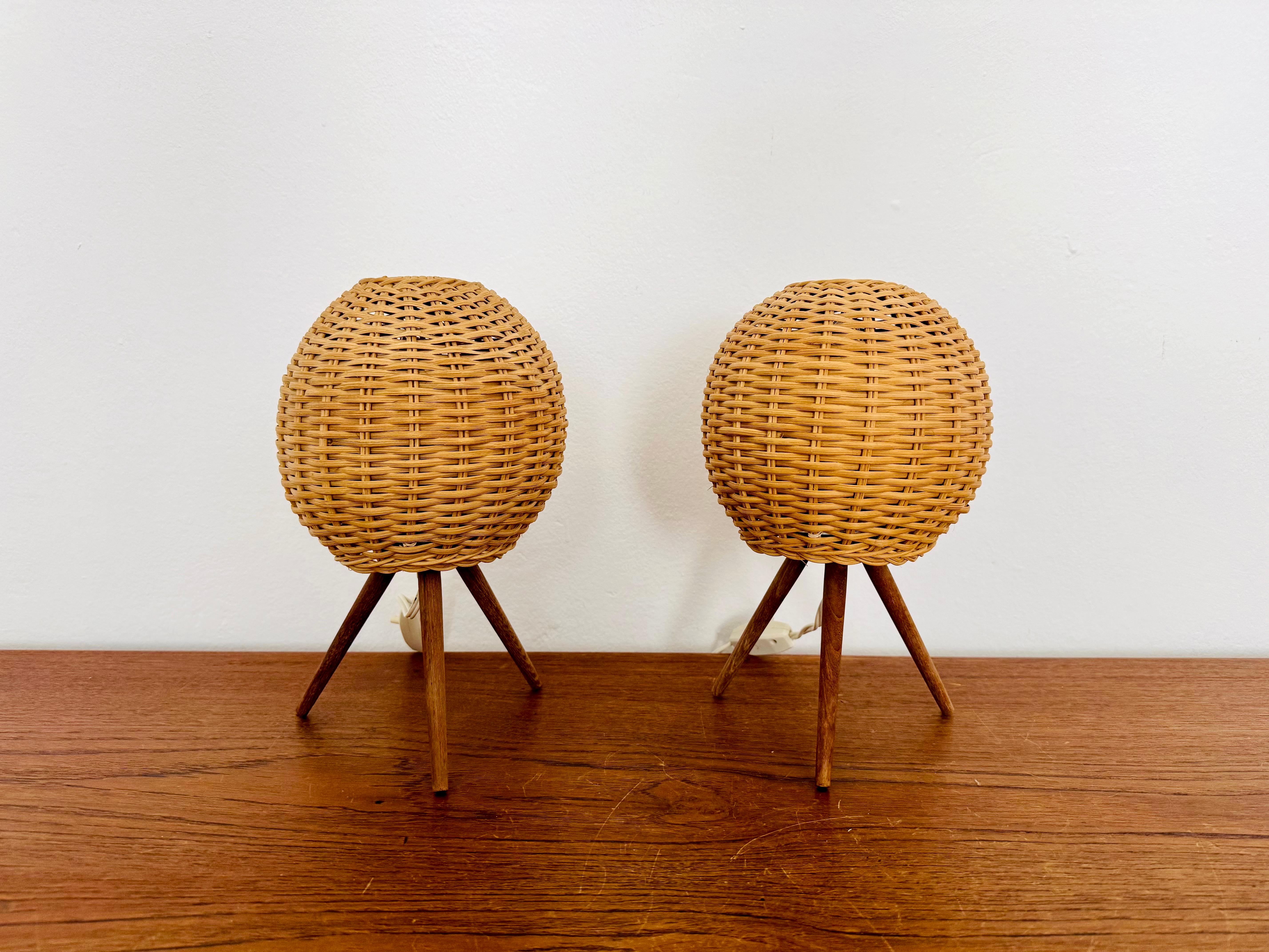 Wonderful table lamps from the 1950s.
Exceptionally design with a fantastic cozy charisma.
The rattan lamp umbrellas create a cozy light.
Wonderful three -legged teak feet.

Manufacturer: Temde

Condition:

Very good vintage condition with slight