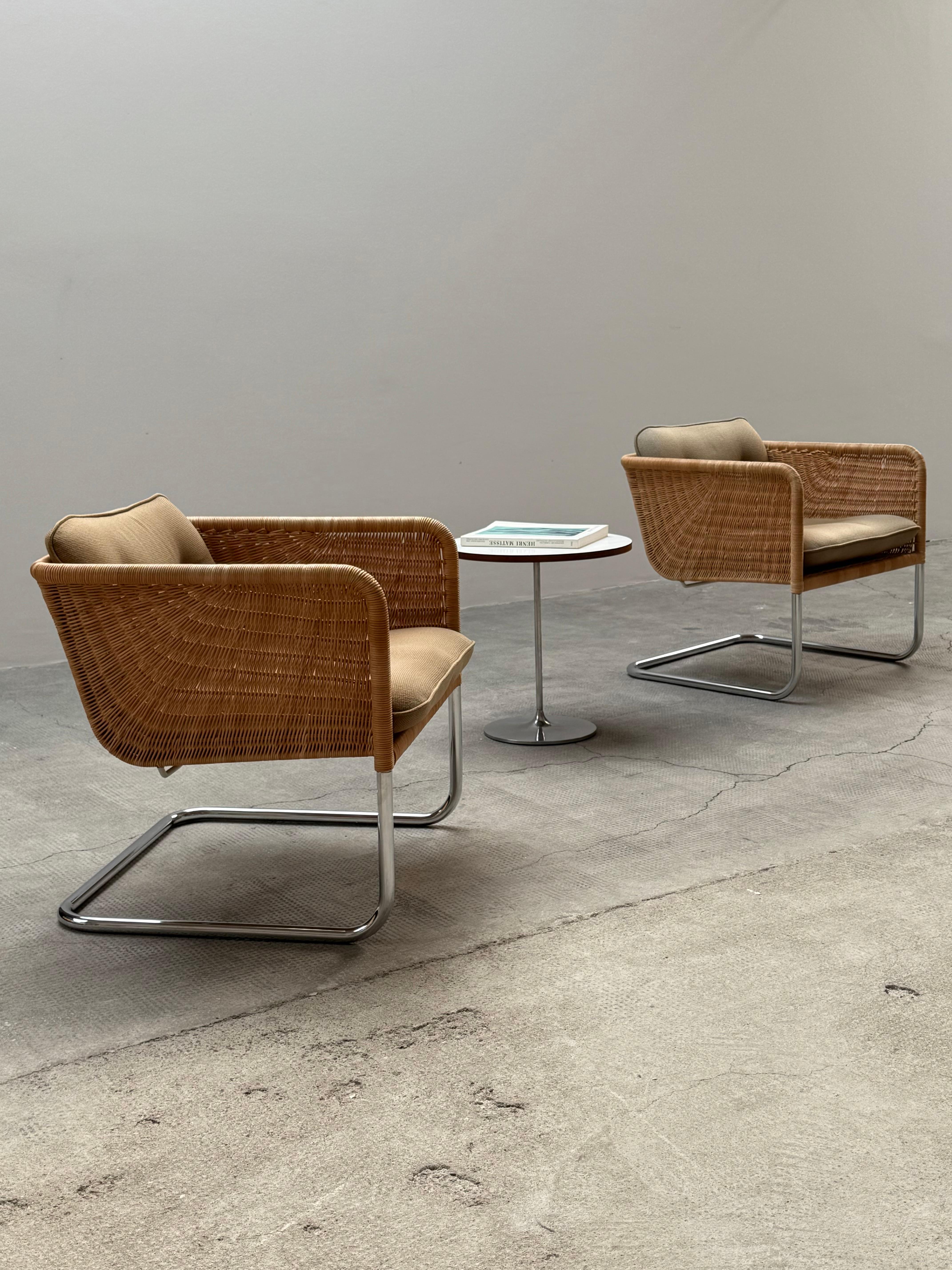 SET von 2 erstaunlich schönen und seltenen Tecta D44 Kragstuhl Freischwinger-Sesseln in Rattan und verchromtem Stahlrohrrahmen mit originalen Sitzkissen, Deutschland 1960er Jahre.



Designer: William Dunkel
Hersteller: Tecta
Modell: D44
Land: