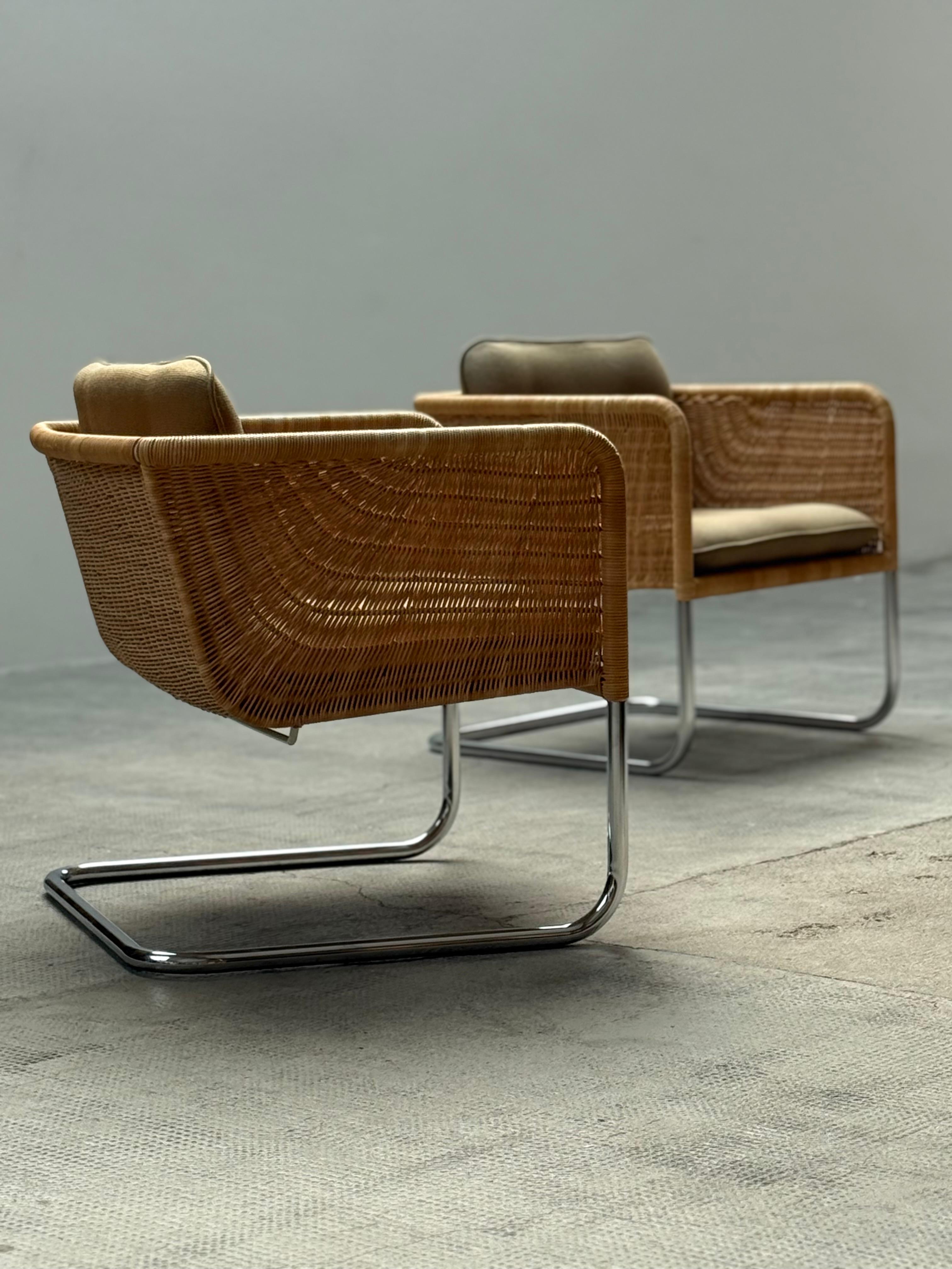 Set of 2 amazingly beautiful and rare Tecta D44 Kragstuhl cantilever armchairs in Rattan and chromed steel tube frame with original seat cushions, Germany 1960s.

Very rare as a wider and lower armchair than the regular, more common dining armchair