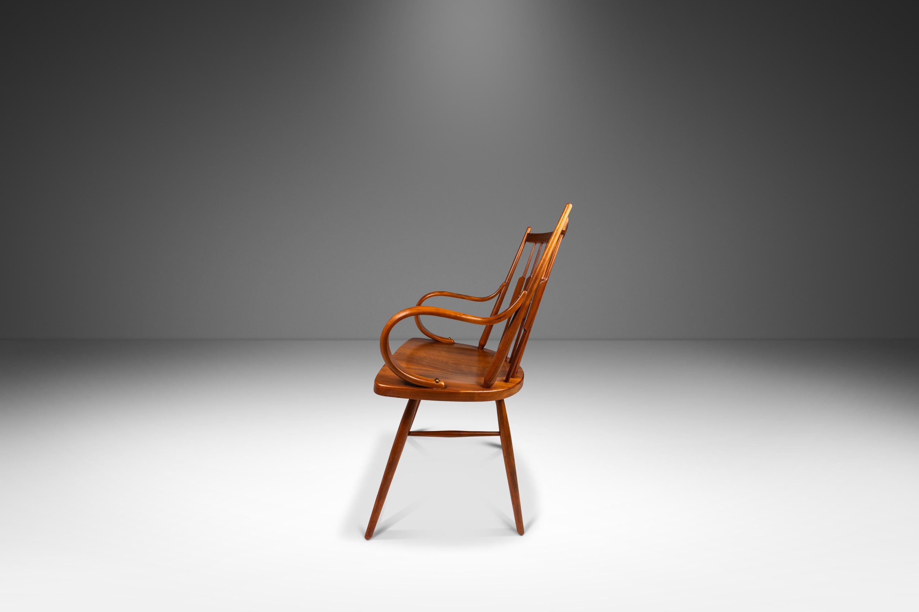 Satz von 2 Windsor-Stühlen aus massivem Nussbaumholz von Kipp Stewart für Drexel, USA, um 1960 im Zustand „Gut“ im Angebot in Deland, FL