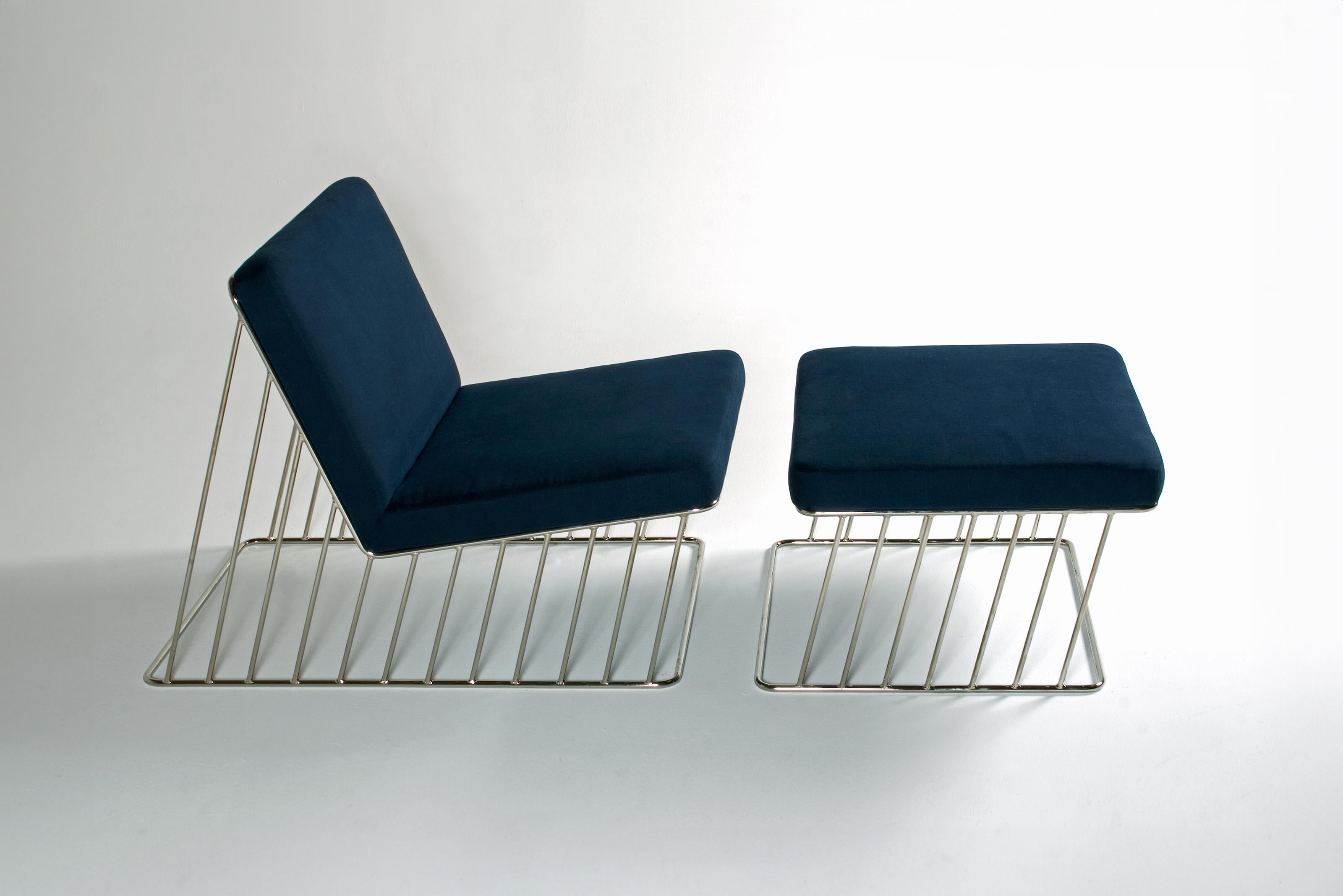 Set Of 2 Wired Italic Lounge Chair And Ottoman Indoor par Phase Design
Dimensions : Chaise longue : D 100,3 x L 64,8 x H 73,7 cm. 
Pouf : P 63,5 x L 64,8 x H 38,1 cm. 
MATERIAL : Tapisserie d'ameublement et chrome poli.

Chaise longue d'intérieur