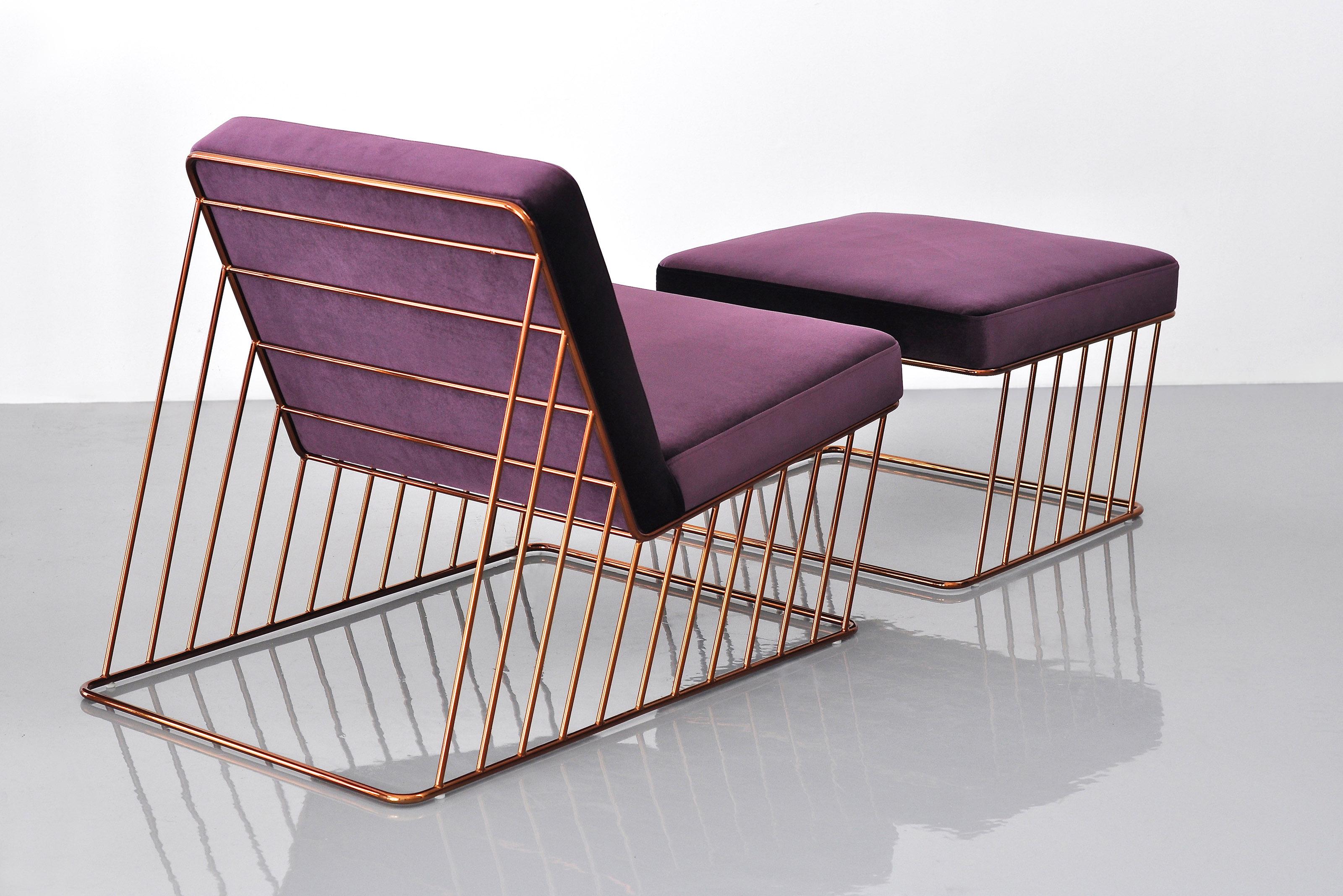 Set Of 2 Wired Italic Lounge Chair And Ottoman Indoor par Phase Design
Dimensions : Chaise longue : D 100,3 x L 64,8 x H 73,7 cm. 
Pouf : P 63,5 x L 64,8 x H 38,1 cm. 
MATERIAL : Tapisserie d'ameublement et cuivre brûlé.

Chaise longue d'intérieur