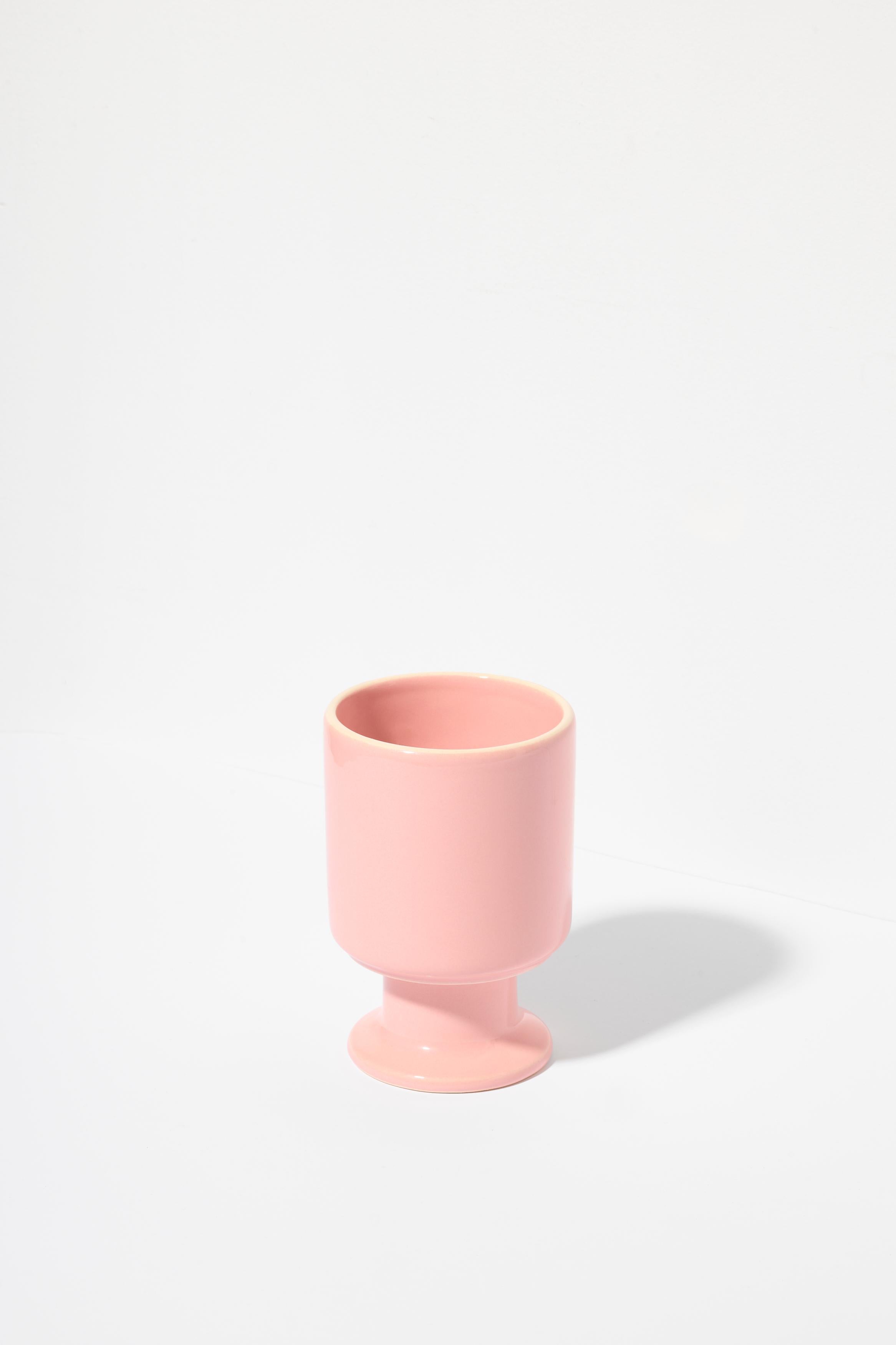 Set von zwei WIT Tasse Candy und Ecru.

Die WIT-Tasse ist ein multifunktionales Gefäß mit einem verspielten Stiel. Er kann zu Ihrer Lieblingskaffeetasse, einer Dessertschale, einem Behälter für Stifte oder anderen Lieblingsaccessoires werden. Die