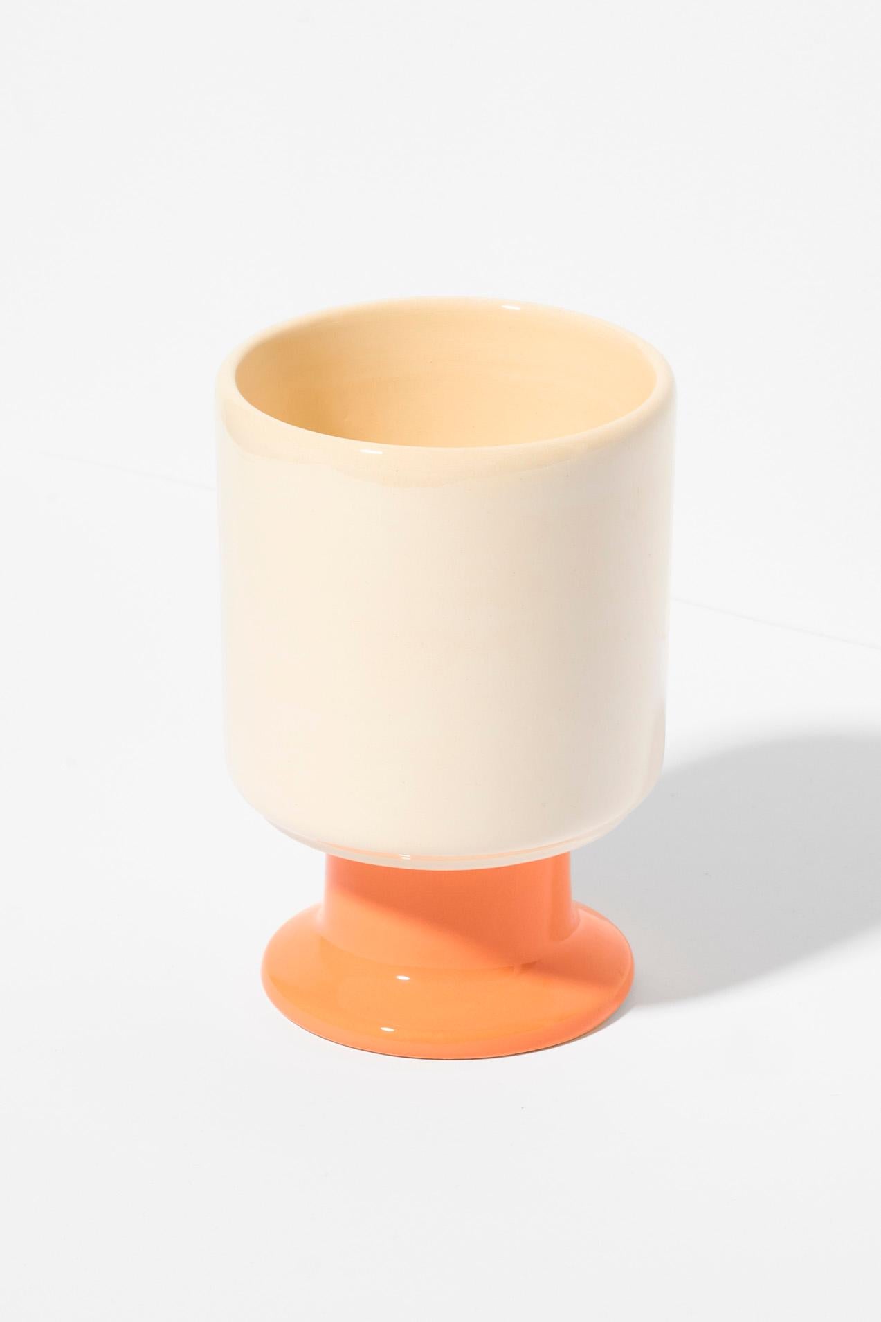 Die WIT-Tasse ist ein multifunktionales Gefäß mit einem verspielten Stiel. Er kann zu Ihrer Lieblingskaffeetasse, einer Dessertschale, einem Behälter für Stifte oder anderen Lieblingsaccessoires werden. Die Kelche von WIT können zu stabilen Türmen