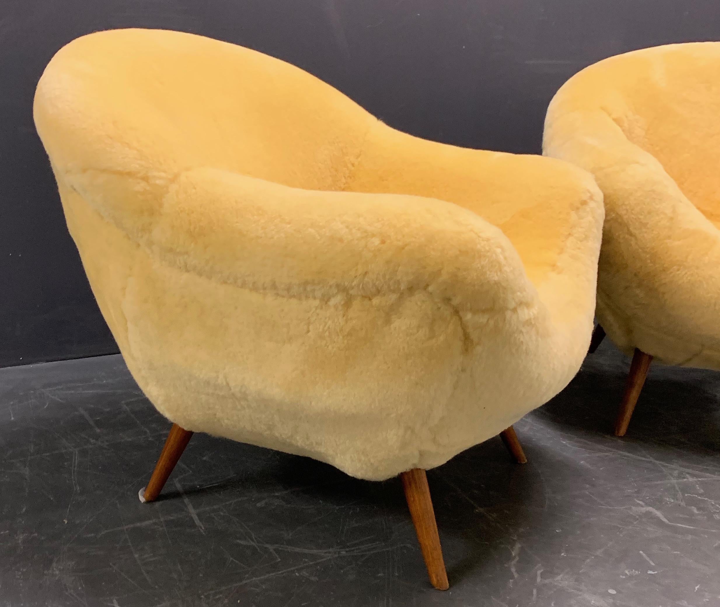 Set of 2 Wonderful and Cosy Sheepskin Chairs attributed to Jean Royere 12