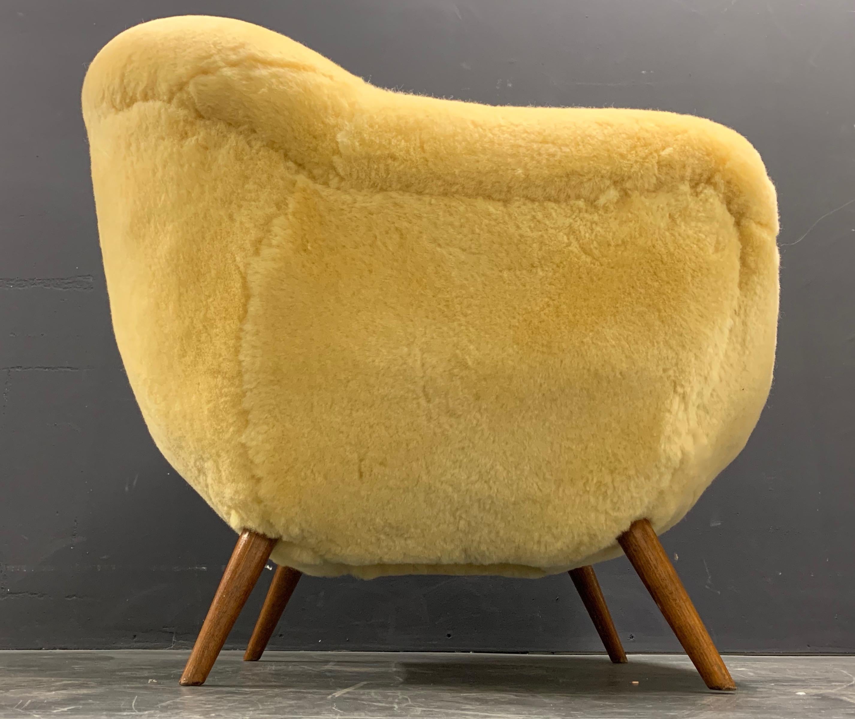 Set of 2 Wonderful and Cosy Sheepskin Chairs attributed to Jean Royere In Excellent Condition In Munich, DE