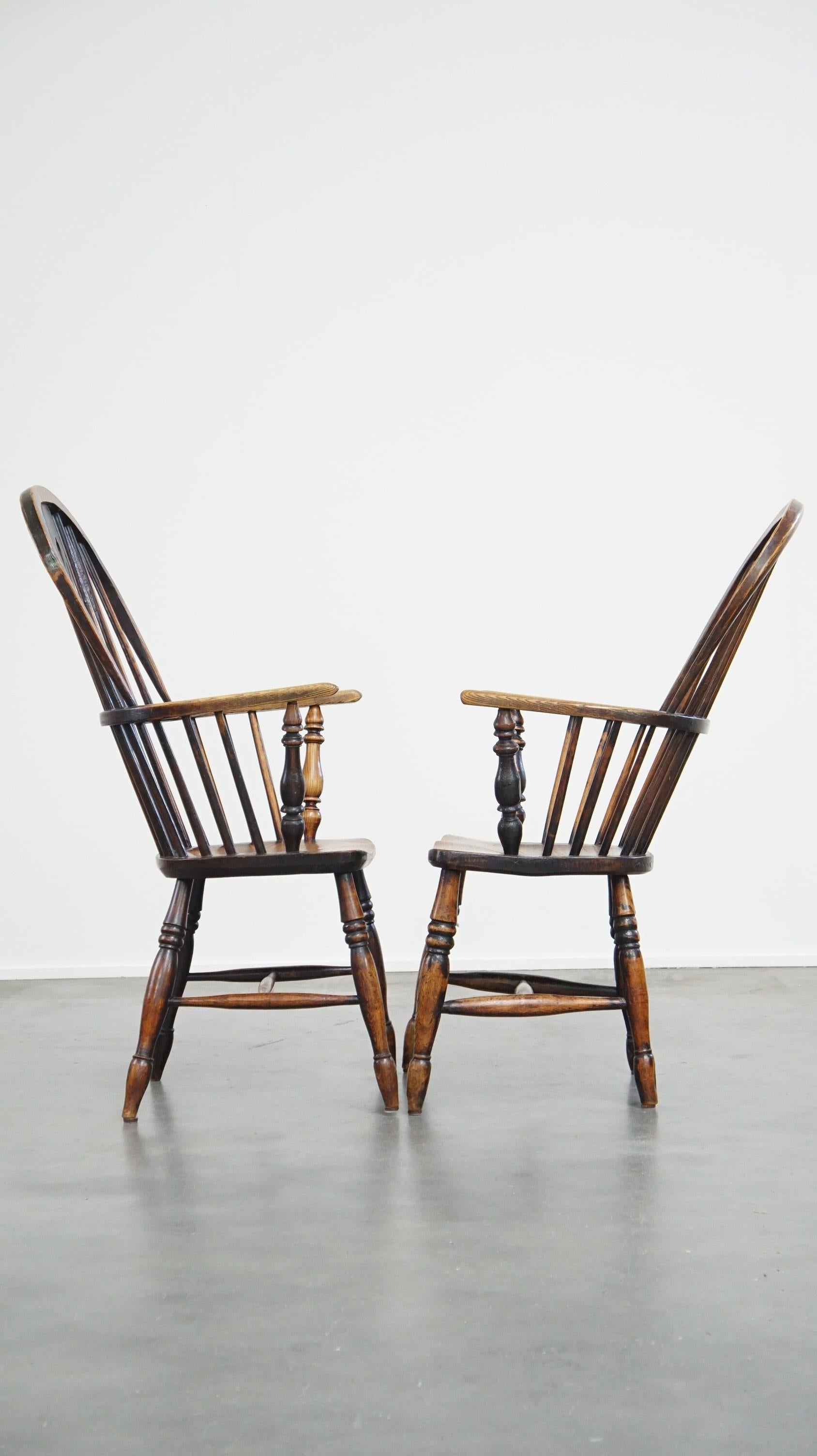 Dieser schöne Satz antiker Windsor-Esszimmerstühle hat im Laufe der Jahre eine wunderbare Patina entwickelt. Die Stühle haben eine spindelförmige Rückenlehne und eine schön geformte Sitzfläche. Sie sind nicht nur funktional, sondern verleihen auch