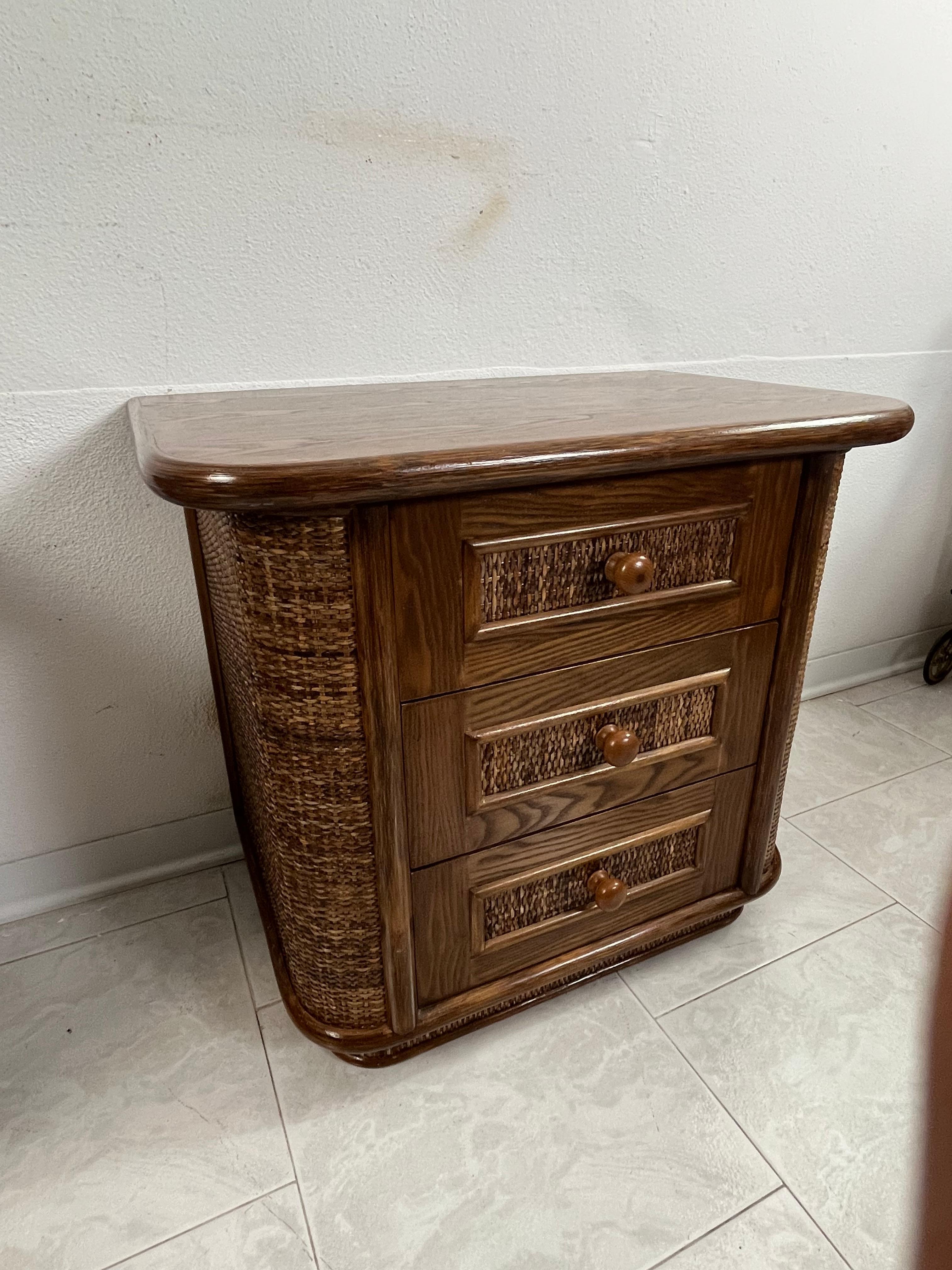 Fine XX secolo Set di 2 comodini in Wood e Rattan, Made in Italy anni '70 in vendita