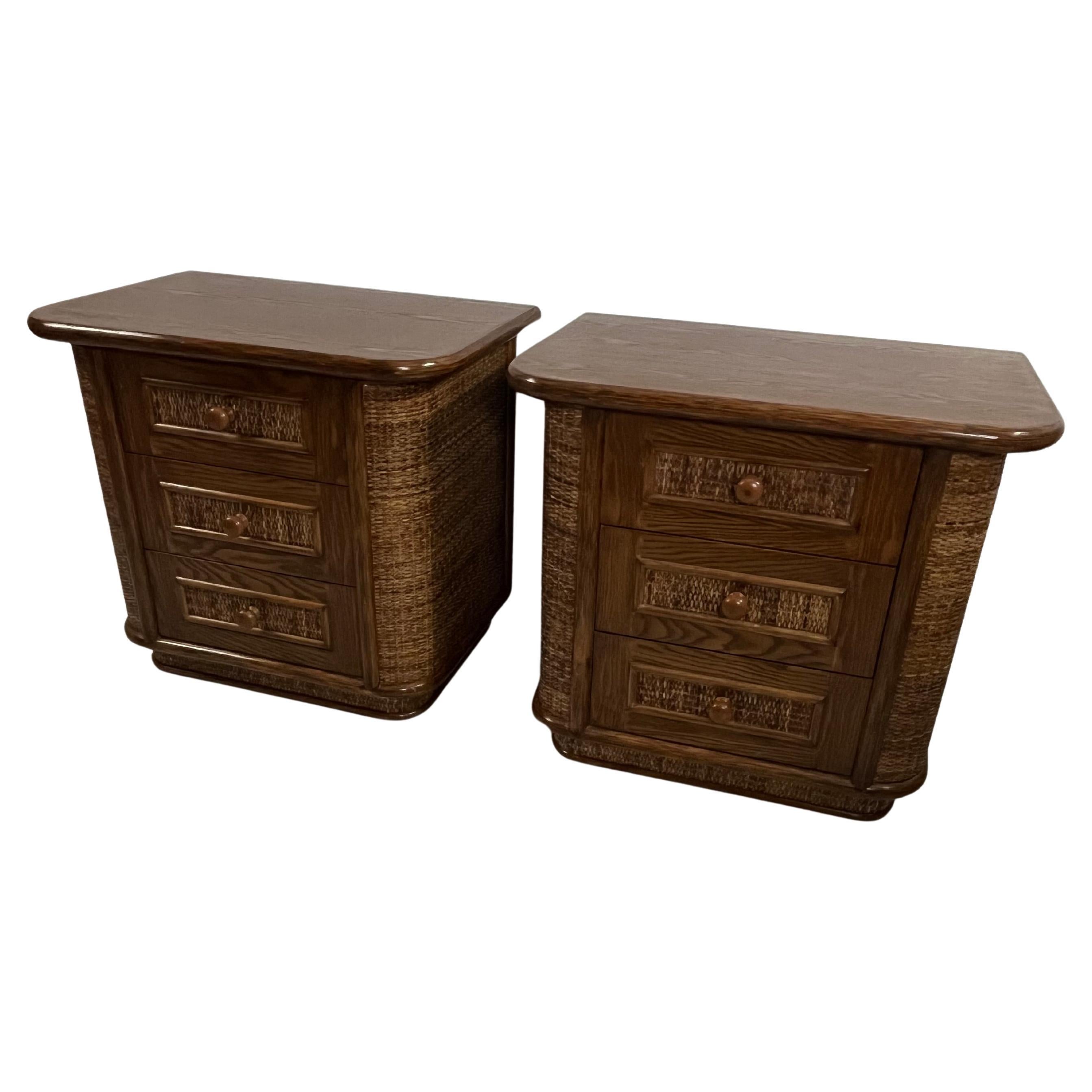 Set di 2 comodini in legno e rattan, Made in Italy anni '70
Intatto e in ottime condizioni. Tre cassetti sul davanti.
Un set vintage molto raro e particolare.