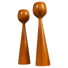 Juego de 2 candeleros tulipán acampanados torneados en madera de fresno, Dinamarca, c. 1960
