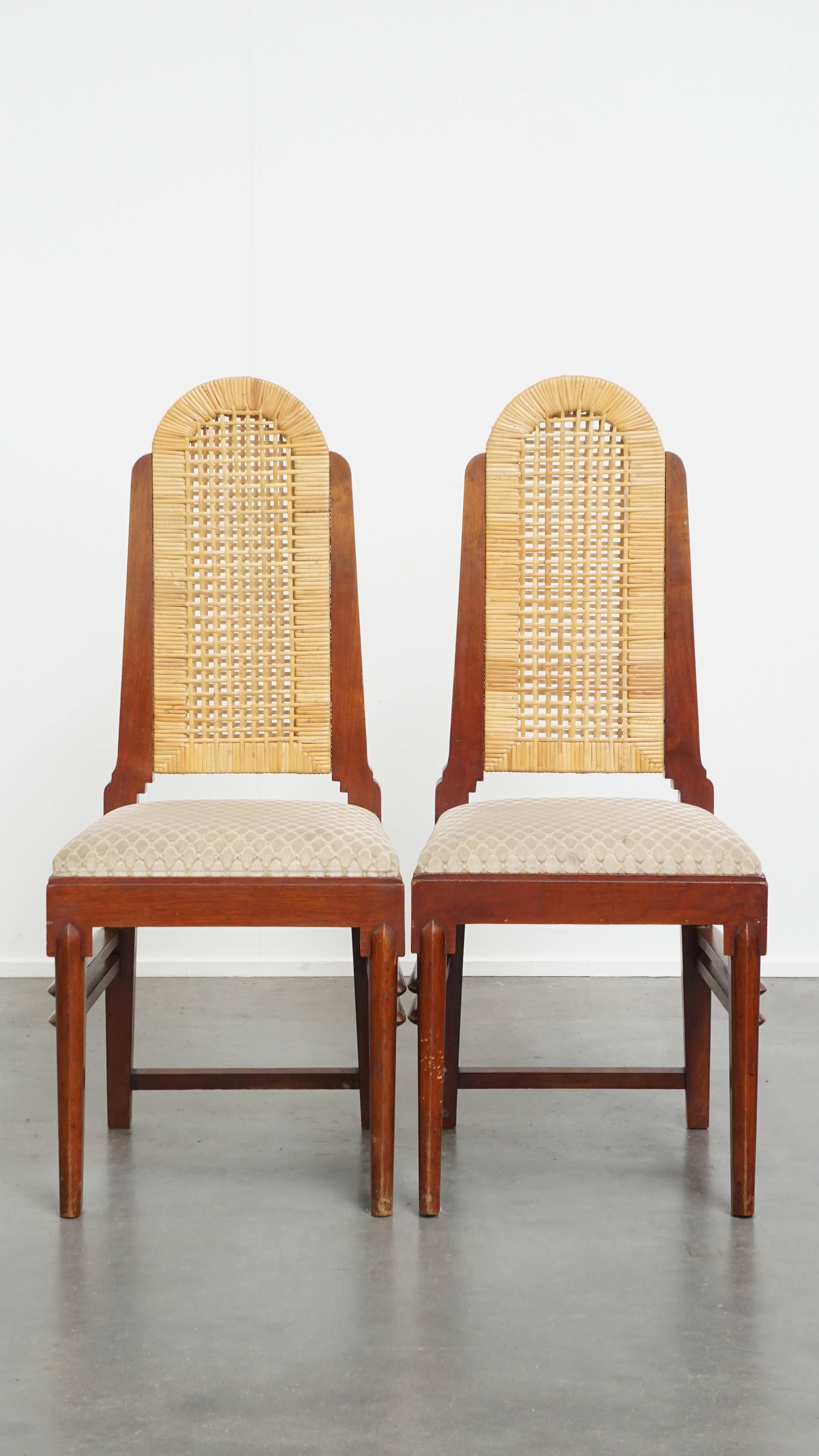 Angeboten wird dieses charmante Set aus 2 hölzernen Art-Déco-Design-Esszimmerstühlen mit Sitz und Rückenlehne aus geflochtenem Schilfrohr. Diese Stühle haben einen Holzrahmen und sind mit einer schön geflochtenen Rattan-Sitzfläche und -Rückenlehne