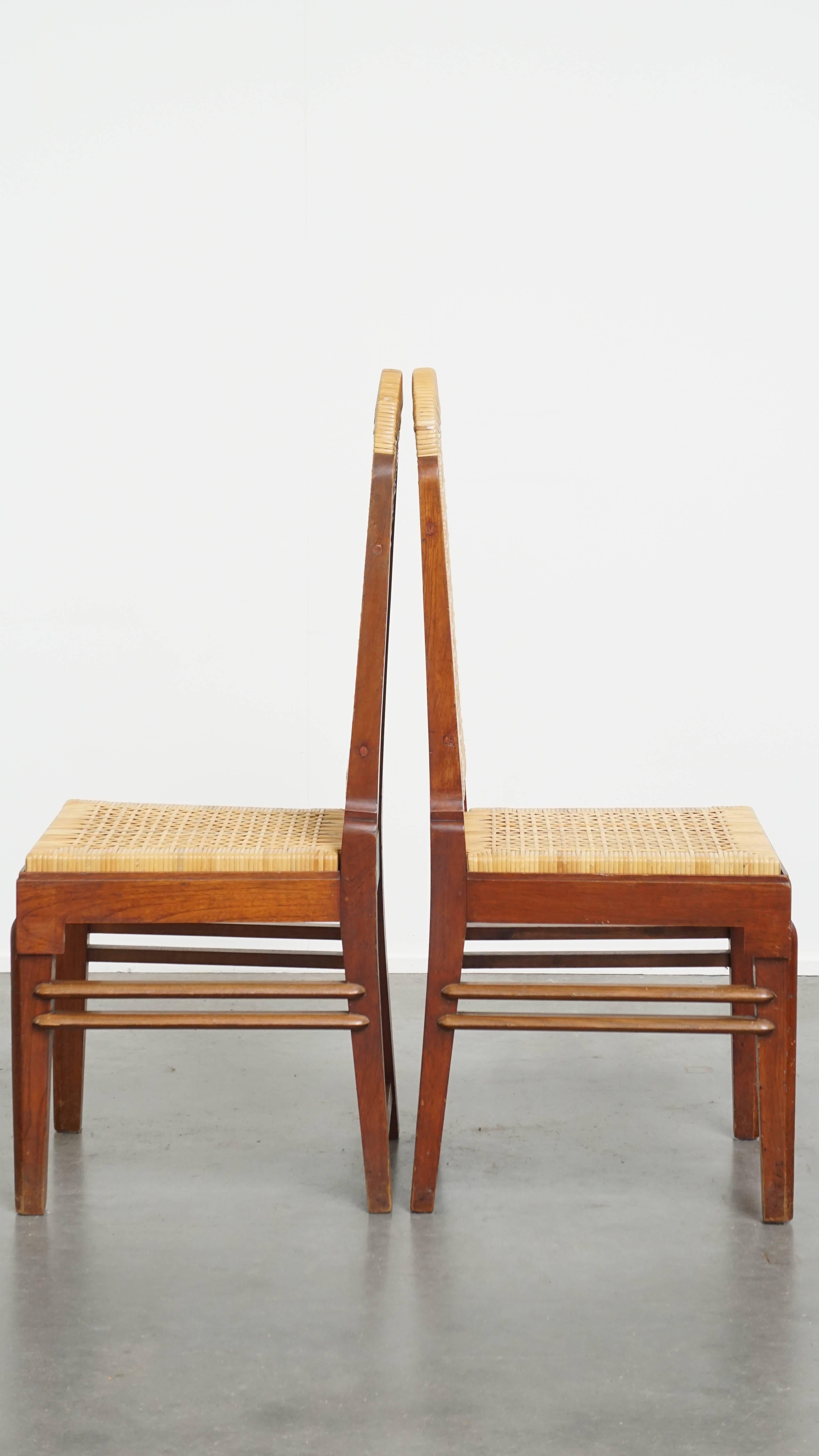 2 hölzerne Art Deco Esszimmerstühle mit Sitz und Rückenlehne aus geflochtenem Rohr im Zustand „Gut“ im Angebot in Harderwijk, NL