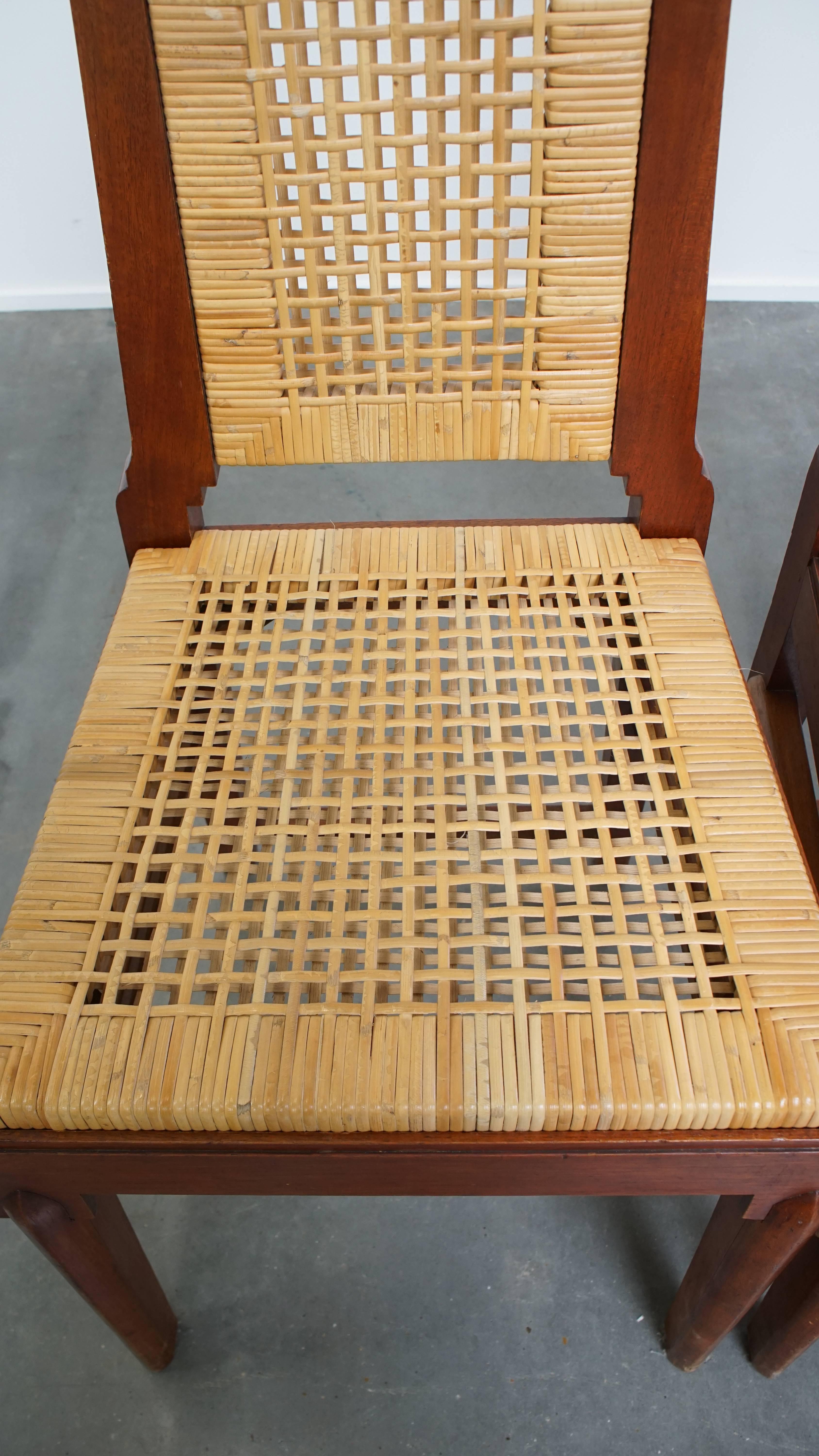 2 hölzerne Art Deco Esszimmerstühle mit Sitz und Rückenlehne aus geflochtenem Rohr (20. Jahrhundert) im Angebot