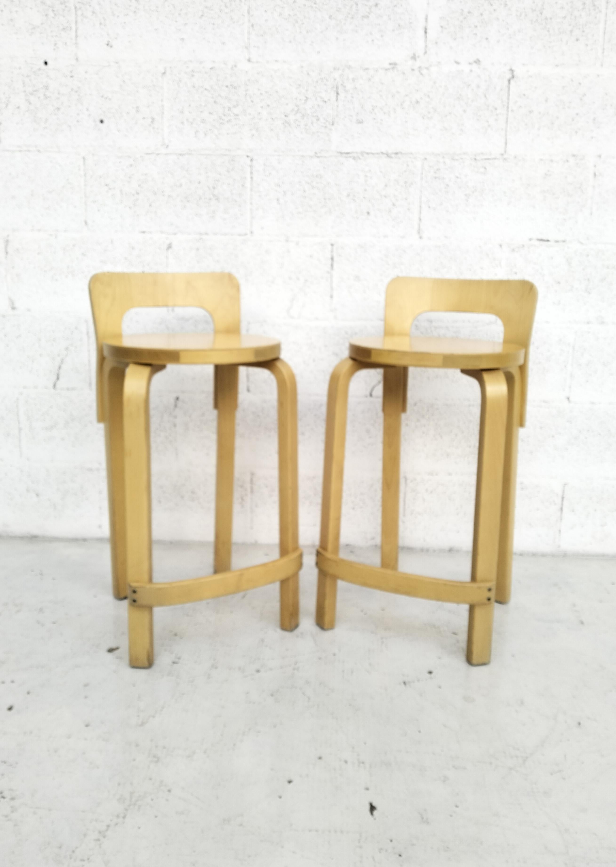 K65 High Chair designed by Alvar Aalto for Artek in 1935 is a bar stool with four legs and backrest in birch natural lacquered. Alvar Aalto's long-legged High Chair K65 is the optimum height for high-top tables and bar counters. Its low seat back
