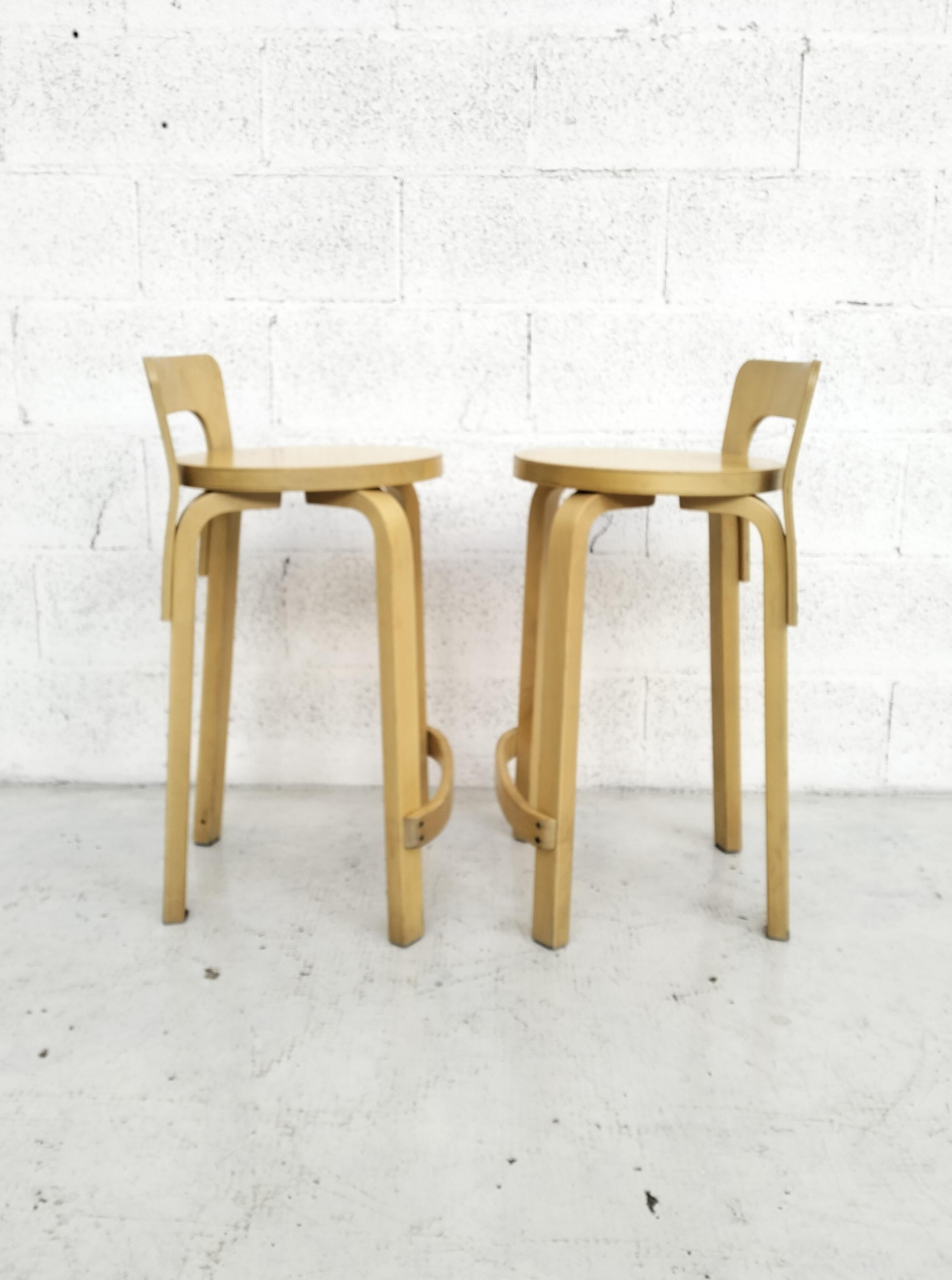 Set of 2 wooden stools k65 model by Alvar Aalto for Artek  60's In Good Condition In Padova, IT