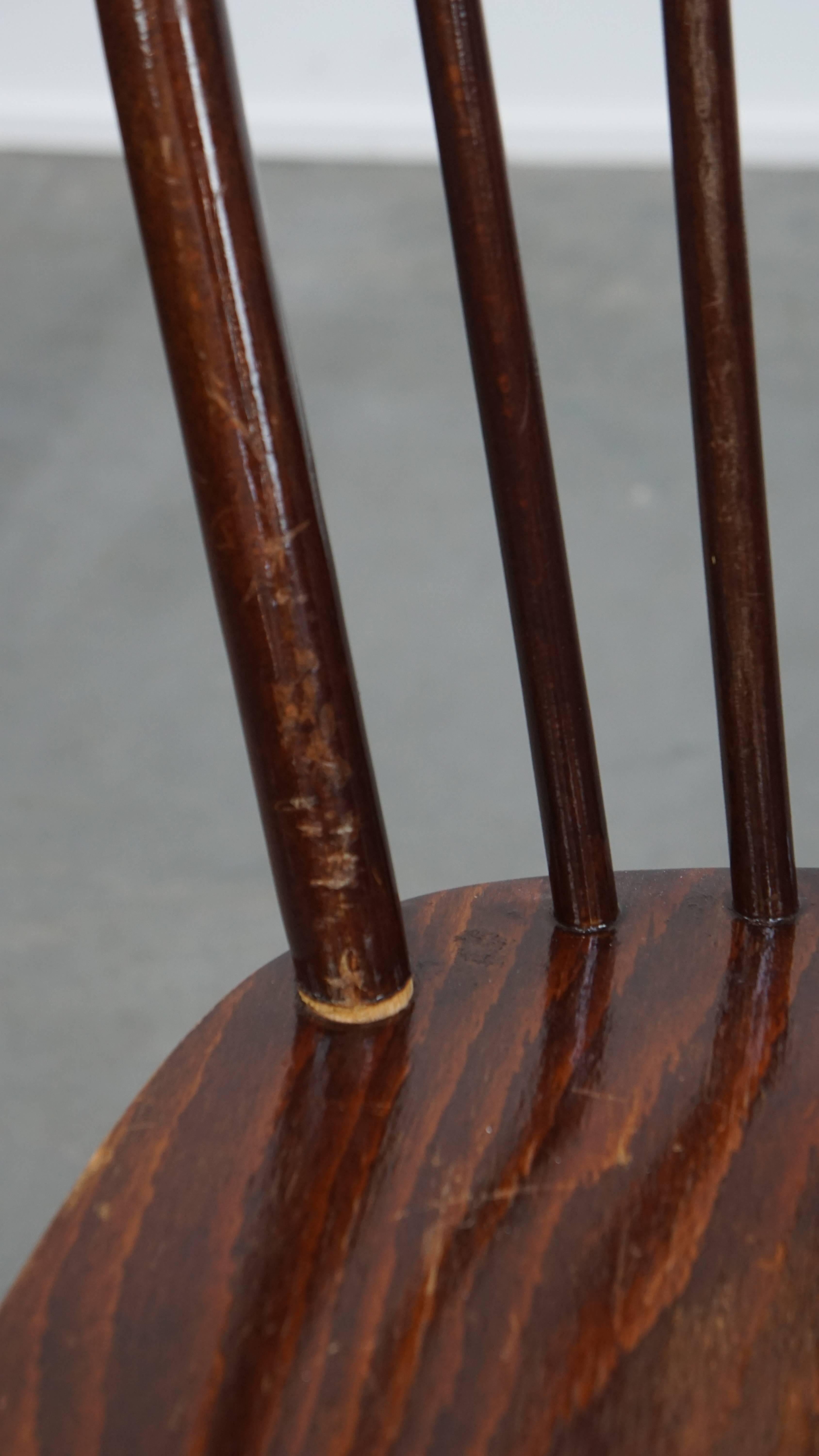 Set of 2 wooden vintage spindle Windsor chairs from the 1970s For Sale 3