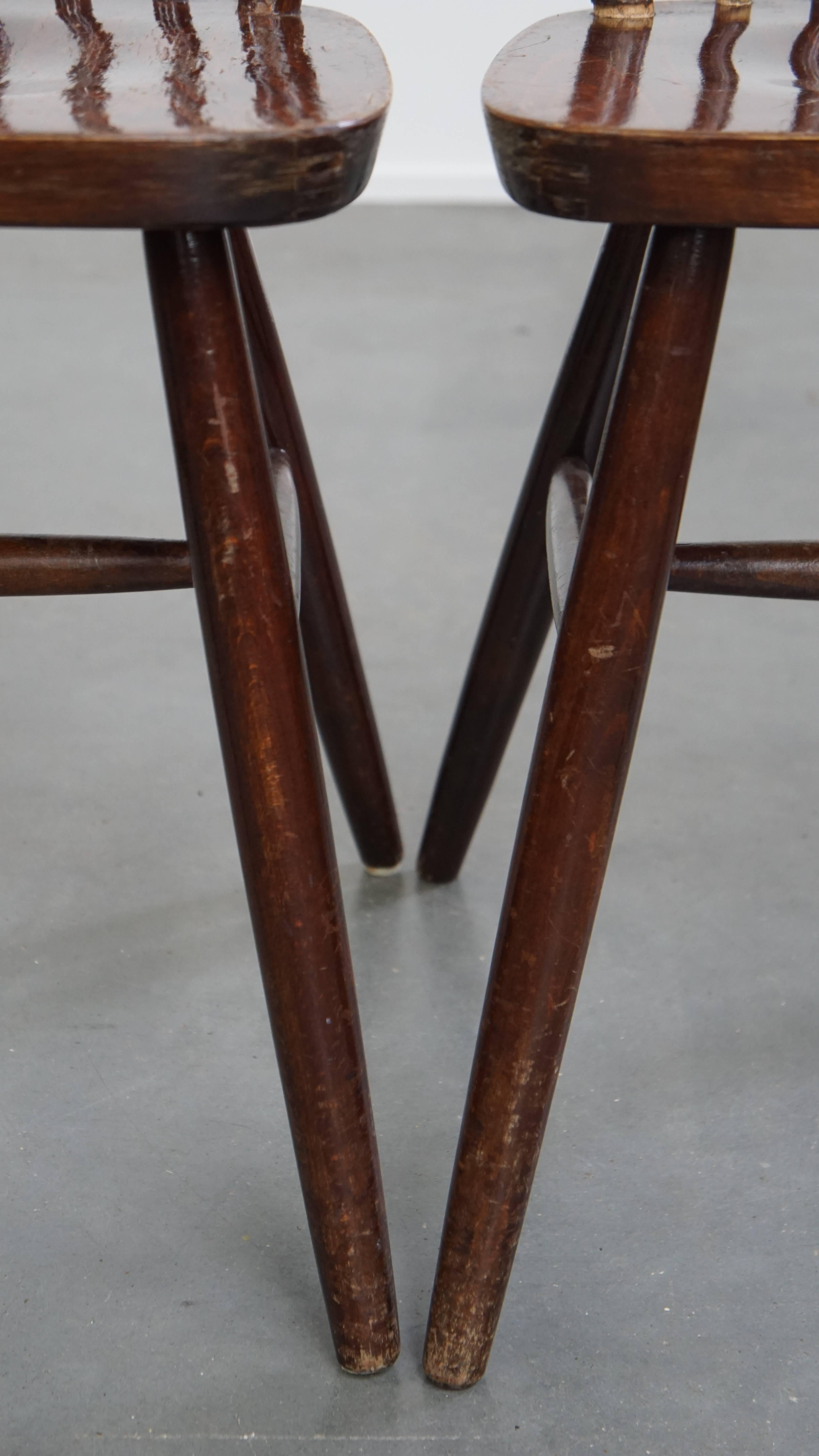 Set of 2 wooden vintage spindle Windsor chairs from the 1970s For Sale 4