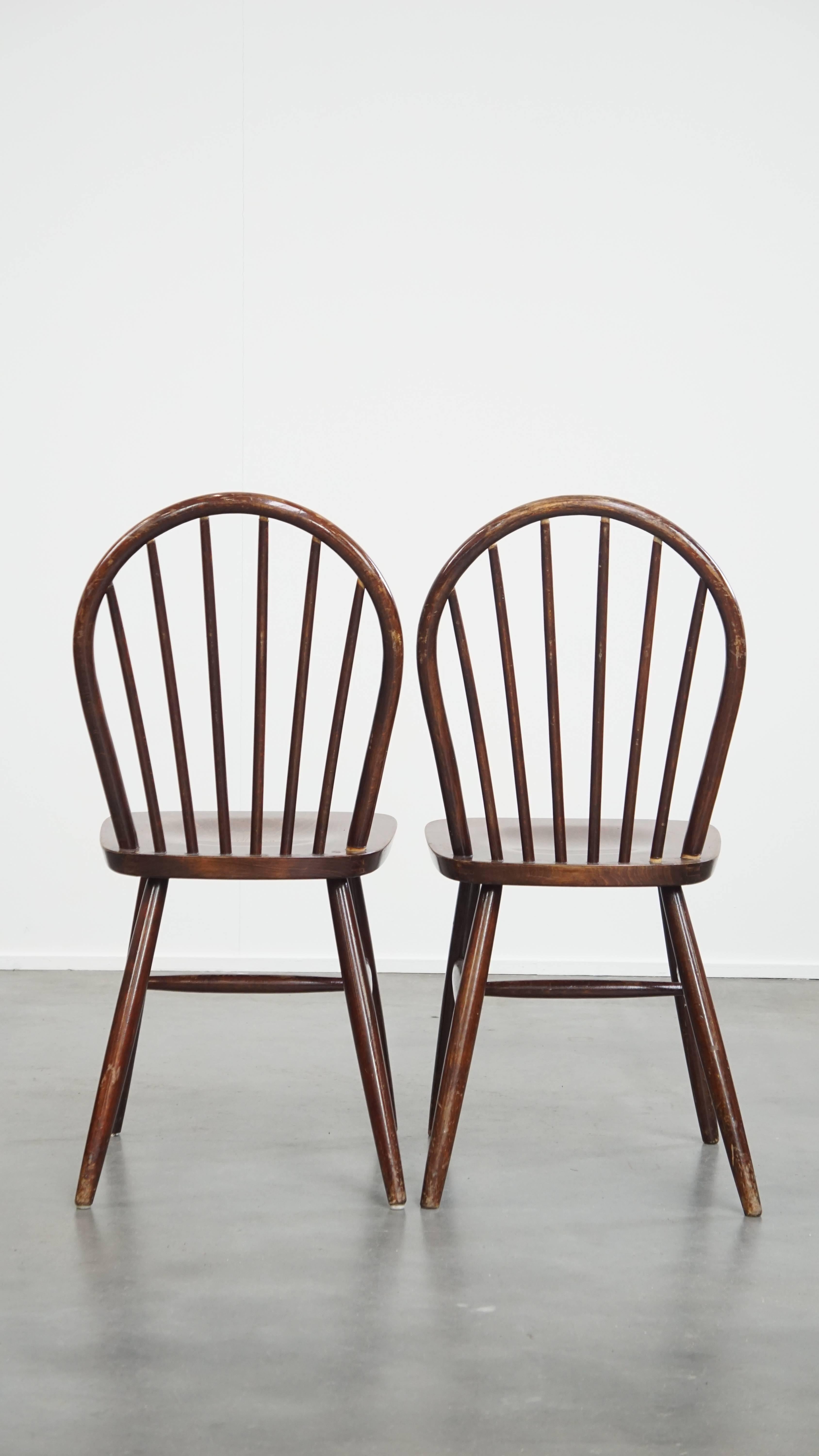 Classical Roman Set of 2 wooden vintage spindle Windsor chairs from the 1970s For Sale