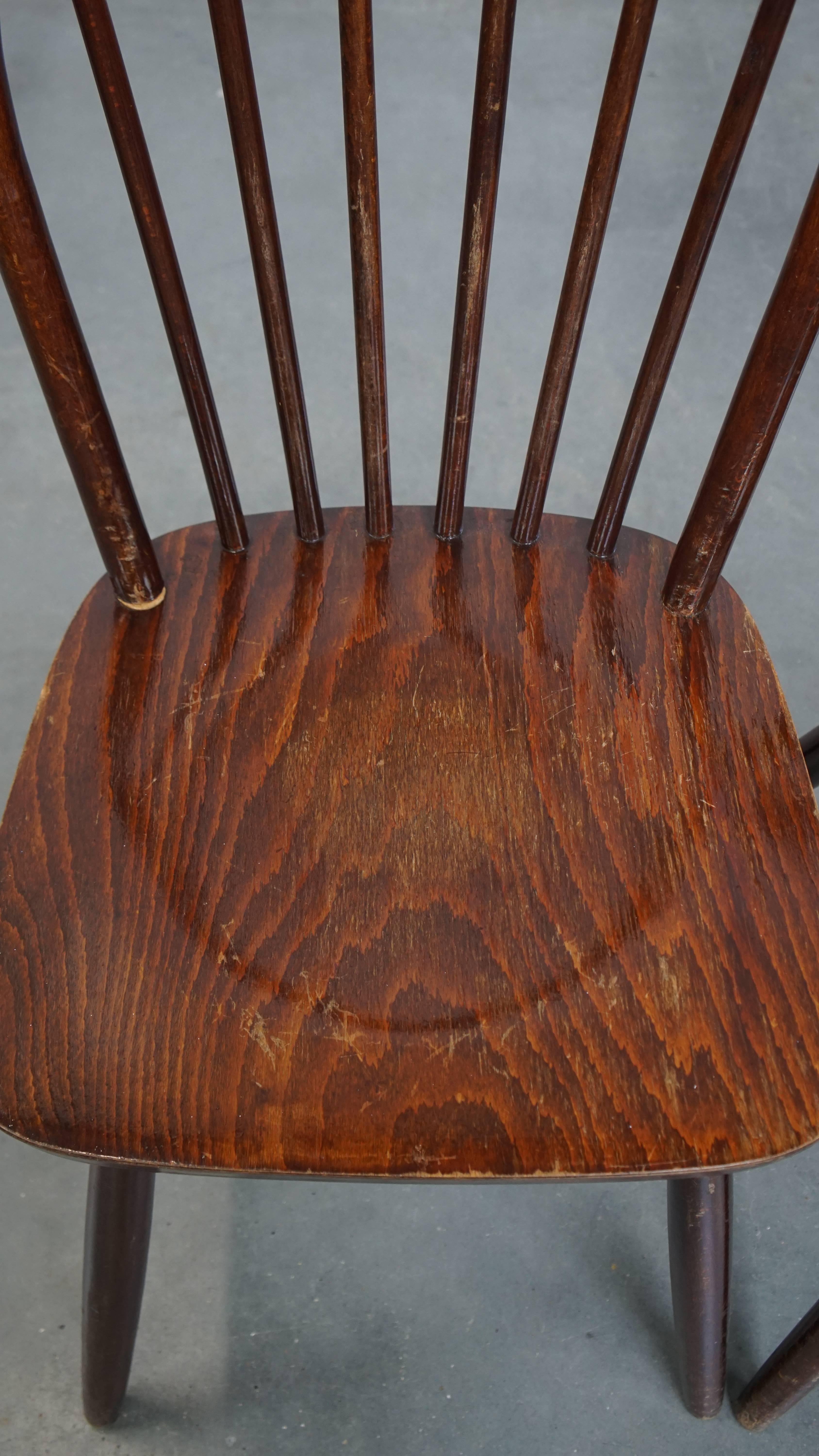 Set of 2 wooden vintage spindle Windsor chairs from the 1970s In Fair Condition For Sale In Harderwijk, NL