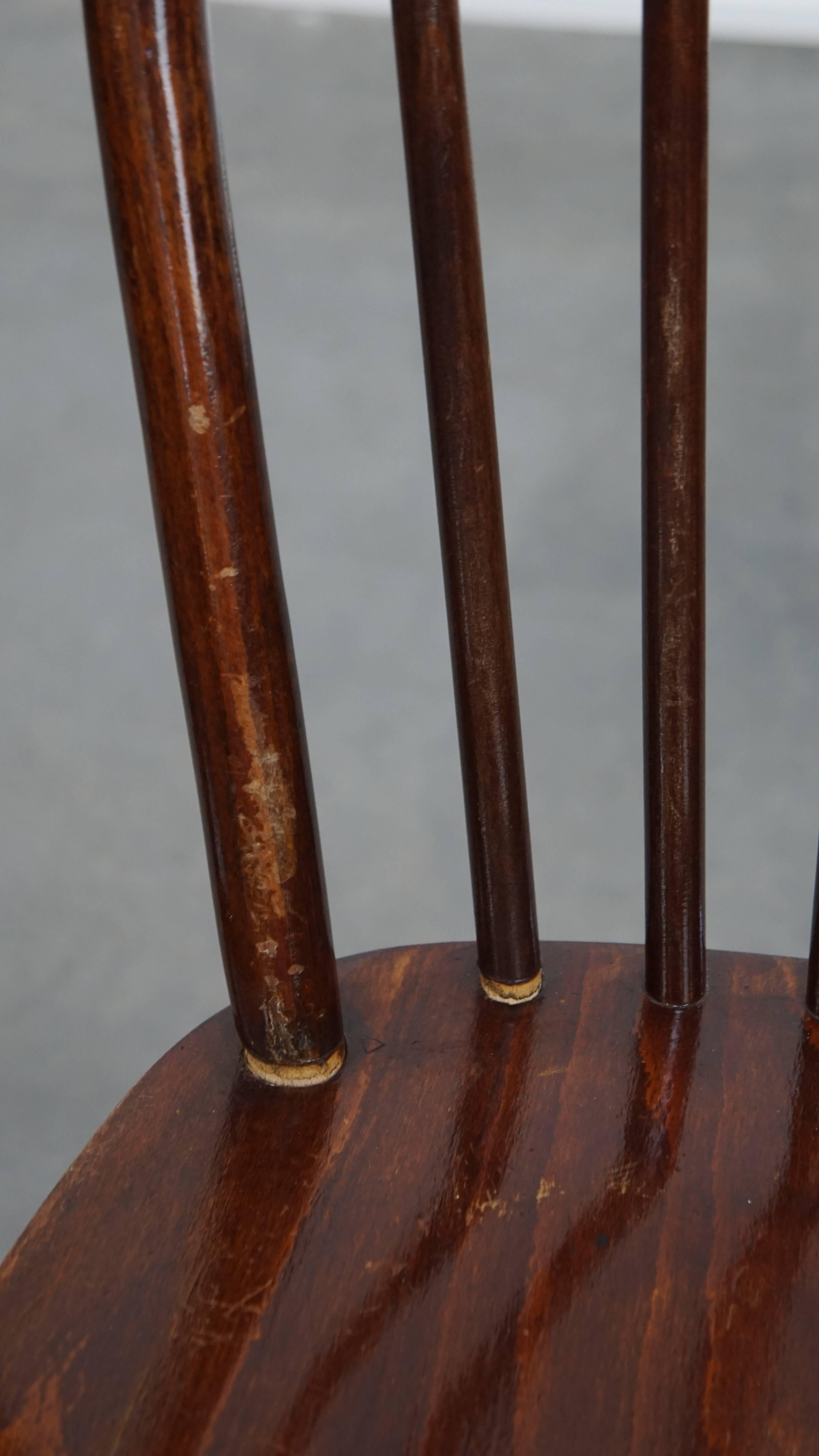 Wood Set of 2 wooden vintage spindle Windsor chairs from the 1970s For Sale