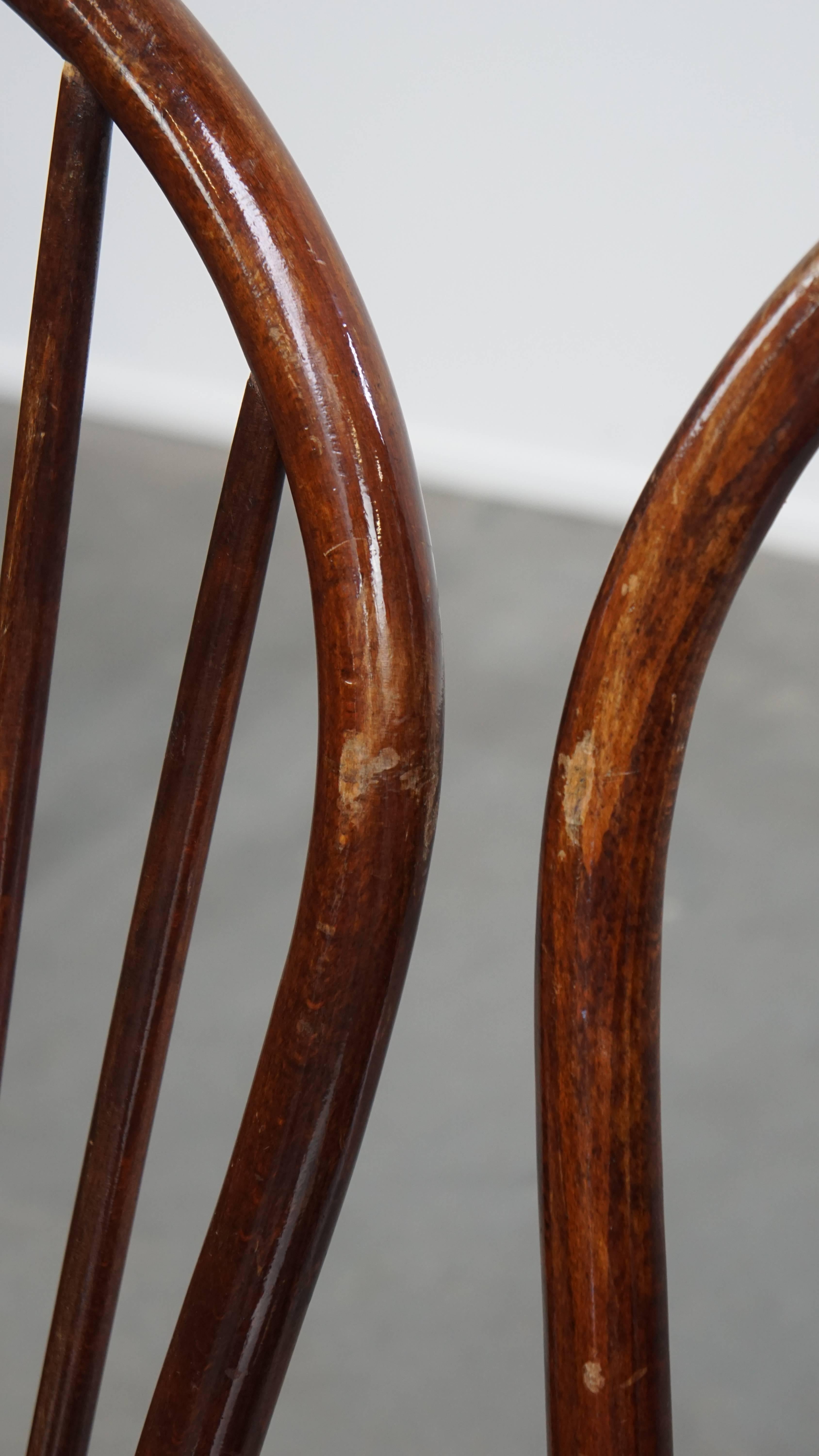 Set of 2 wooden vintage spindle Windsor chairs from the 1970s For Sale 1