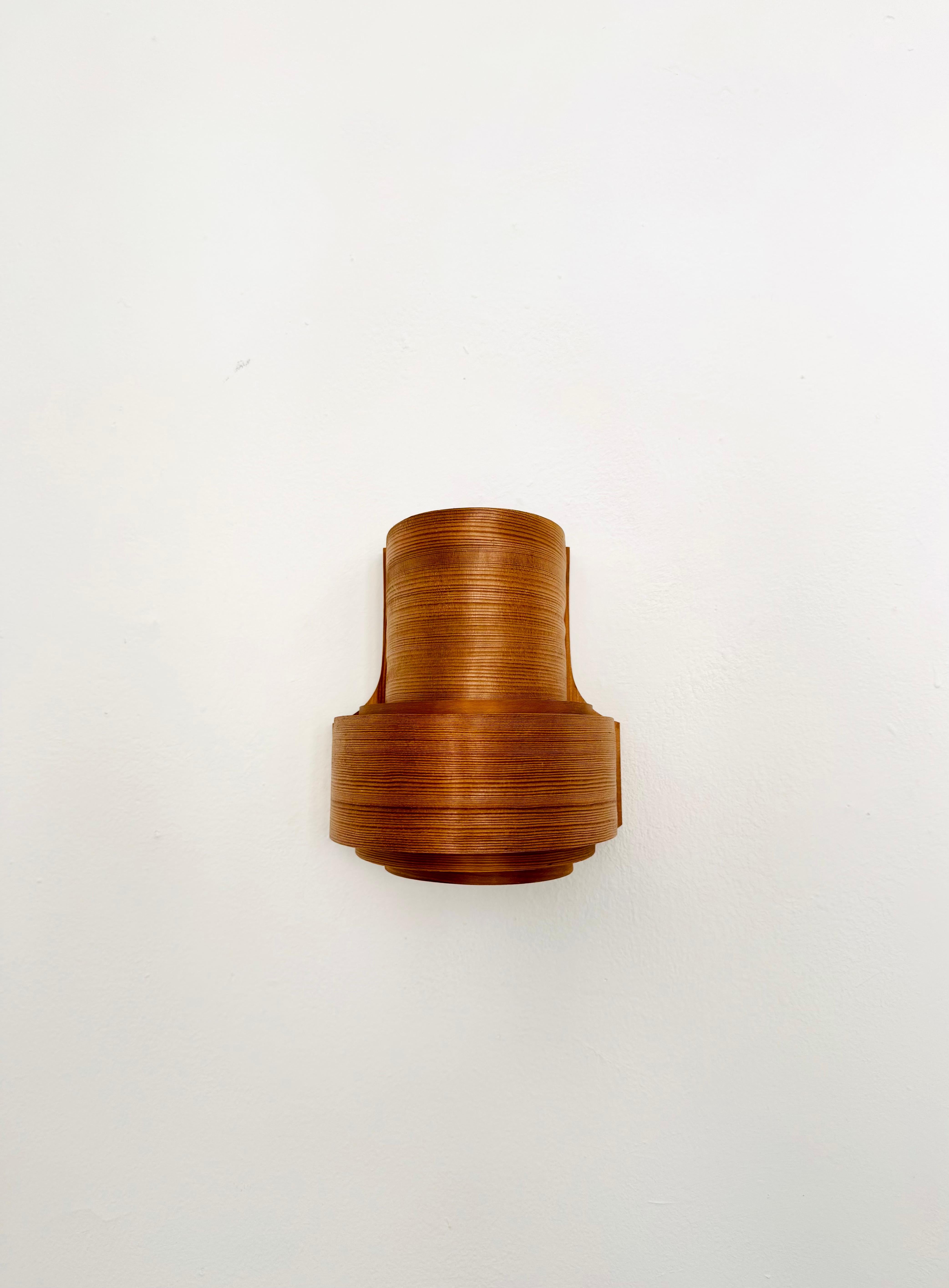 Lampade da parete in legno di straordinaria bellezza degli anni '60.
Lavorazione amorevole e di alta qualità.
Il design e il materiale creano una luce molto calda e piacevole.
Il gioco di luci che nasce dalle lamelle rende la lampada ancora più