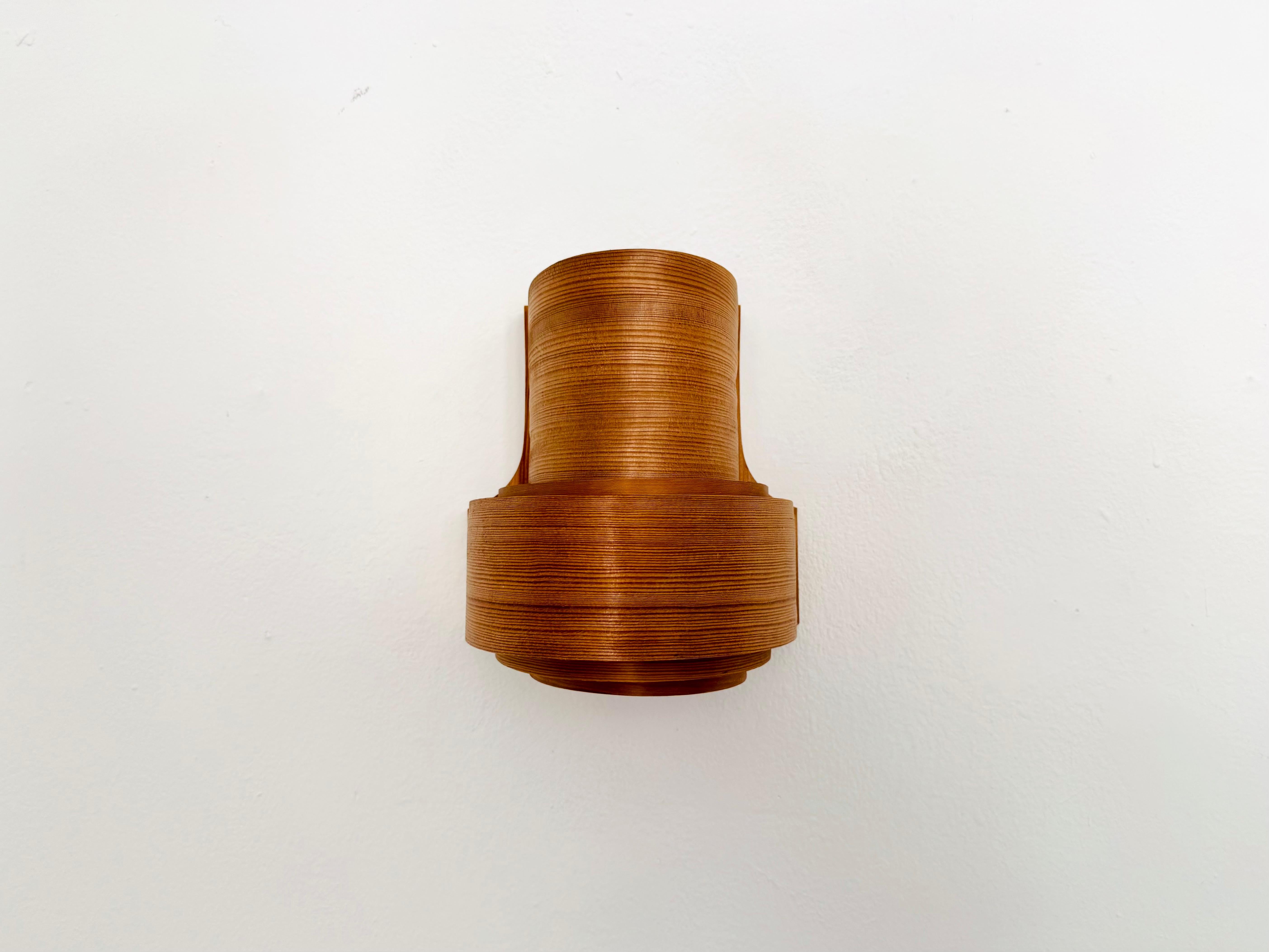 Scandinavo moderno Set di 2 lampade da parete in legno di Hans-Agne Jakobsson in vendita