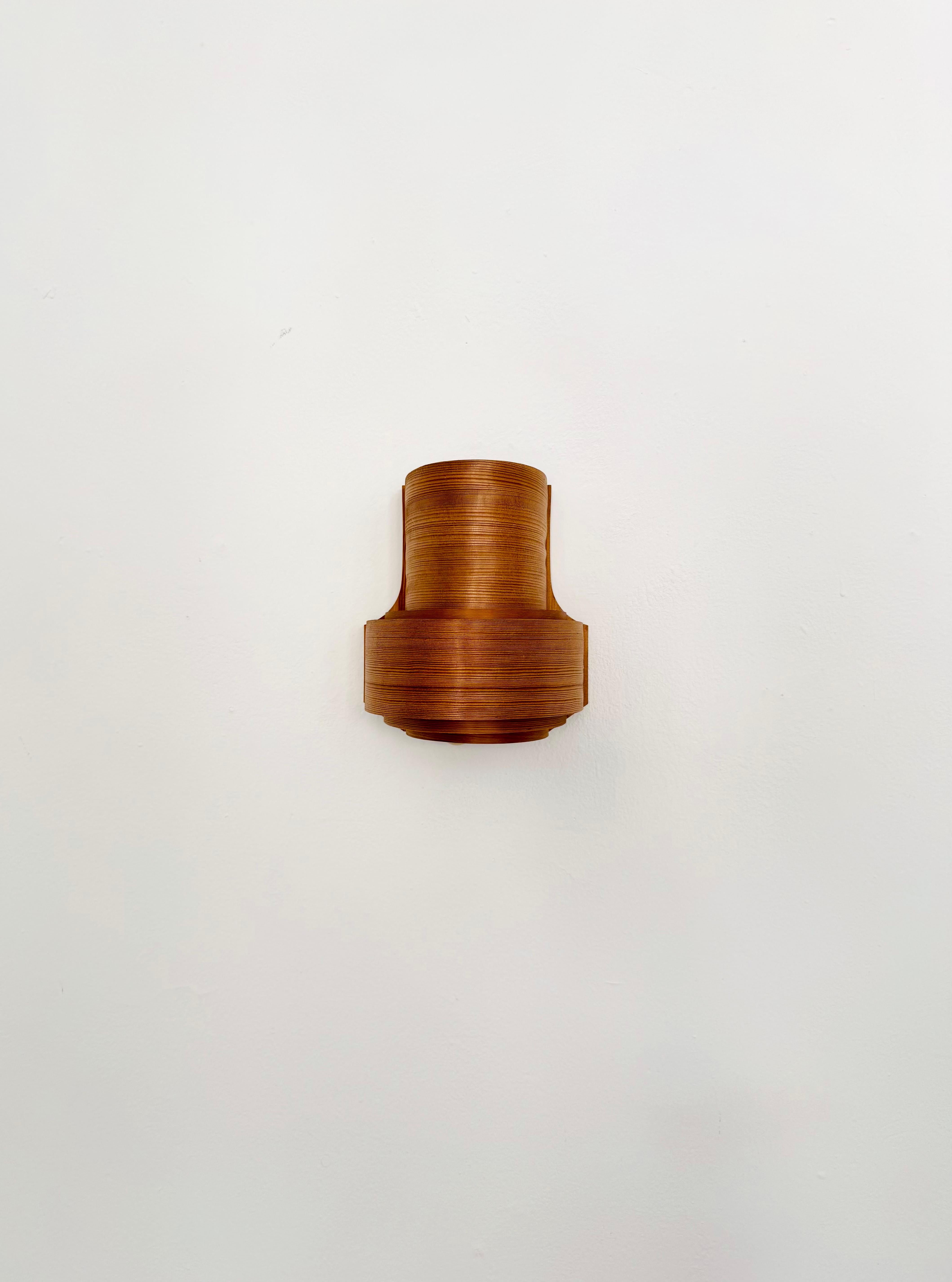 Svedese Set di 2 lampade da parete in legno di Hans-Agne Jakobsson in vendita