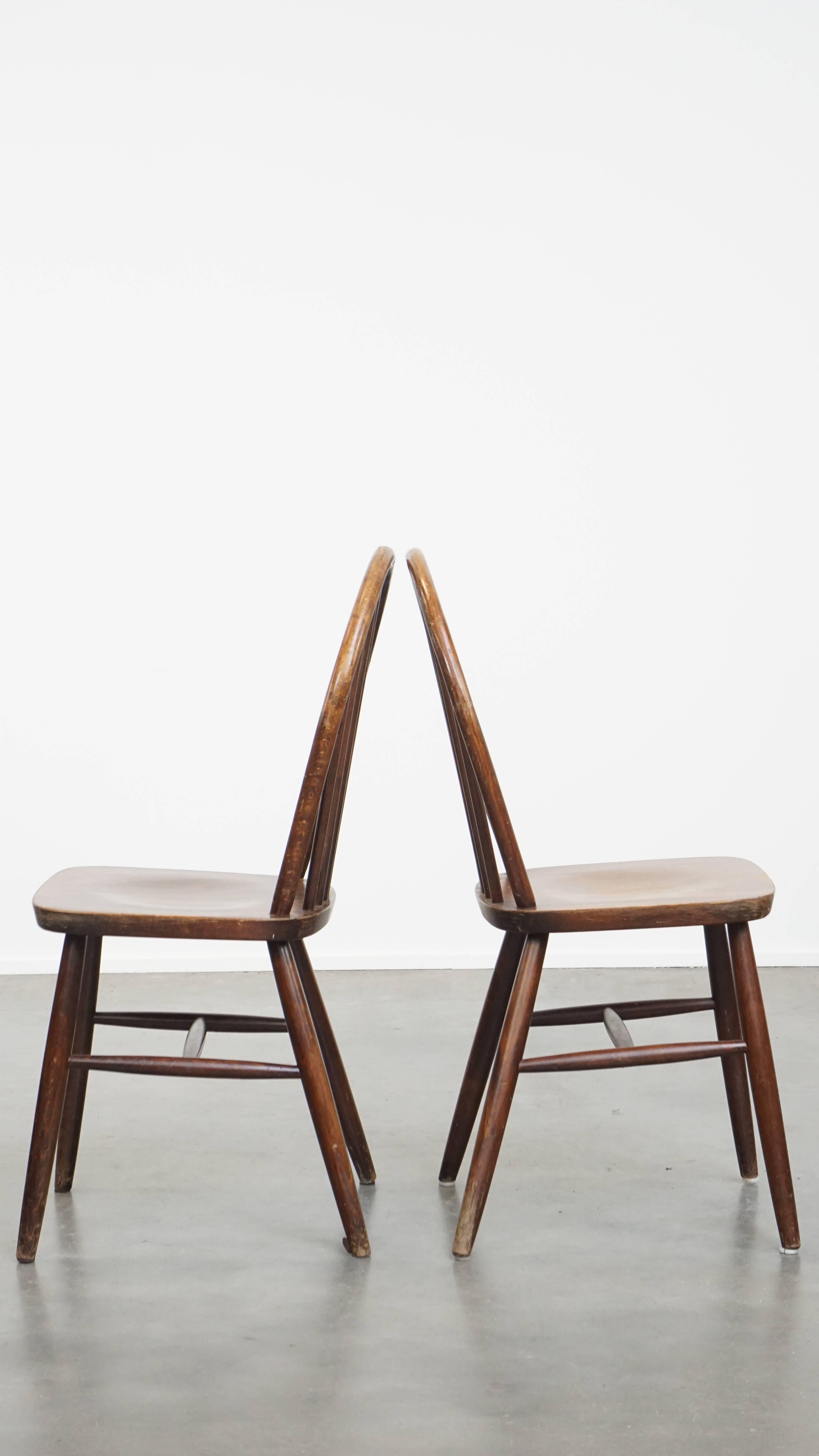 Set of 2 wooden windsor bars chairs from the 70s in English style In Distressed Condition For Sale In Harderwijk, NL
