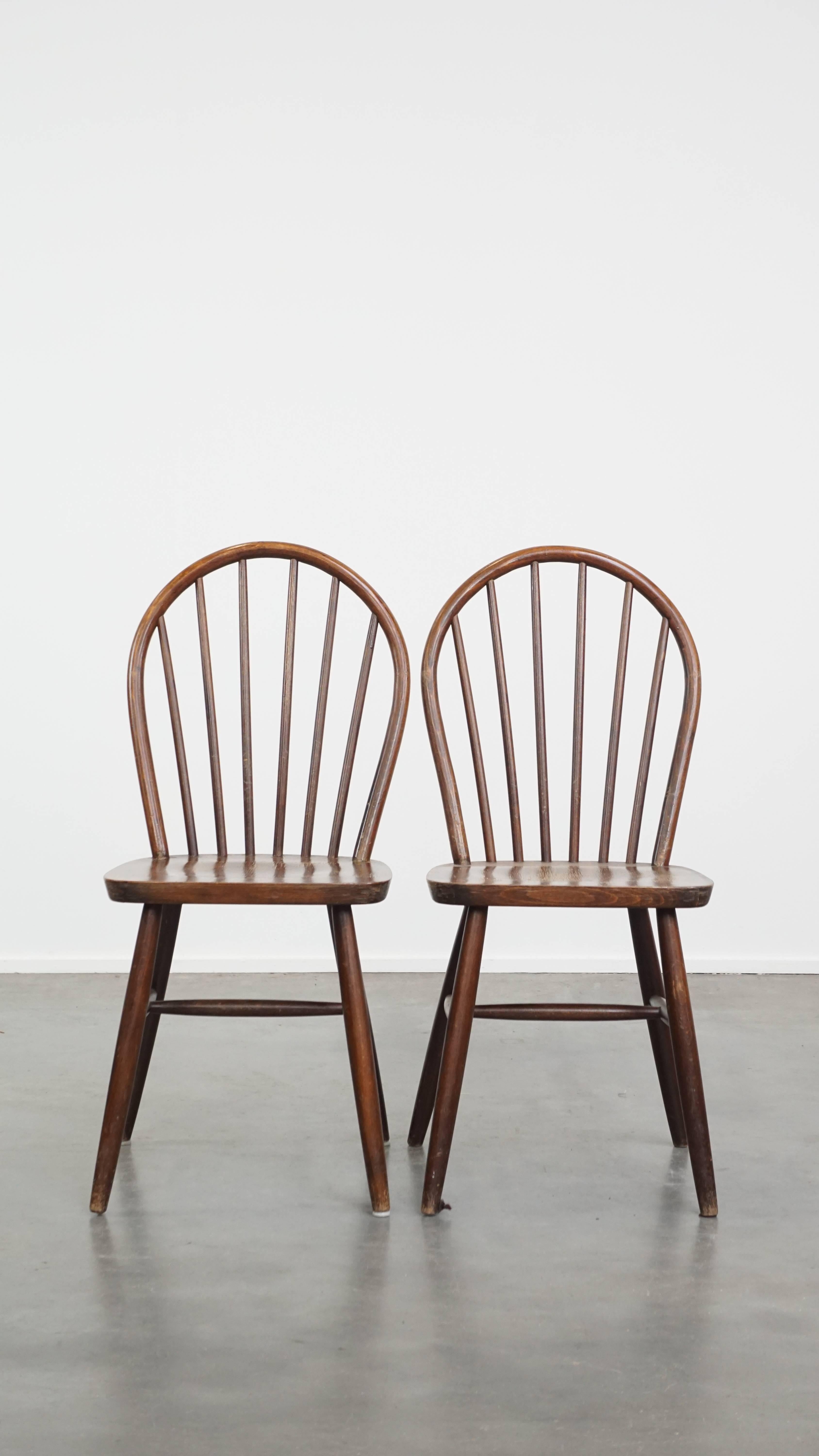 In offerta questo set di 8 sedie a doghe Windsor vintage in legno degli anni '70 in stile inglese.

Queste fantastiche sedie a doghe in legno vintage degli anni '70 in stile inglese non sono solo adatte all'ambiente domestico, ma anche al settore