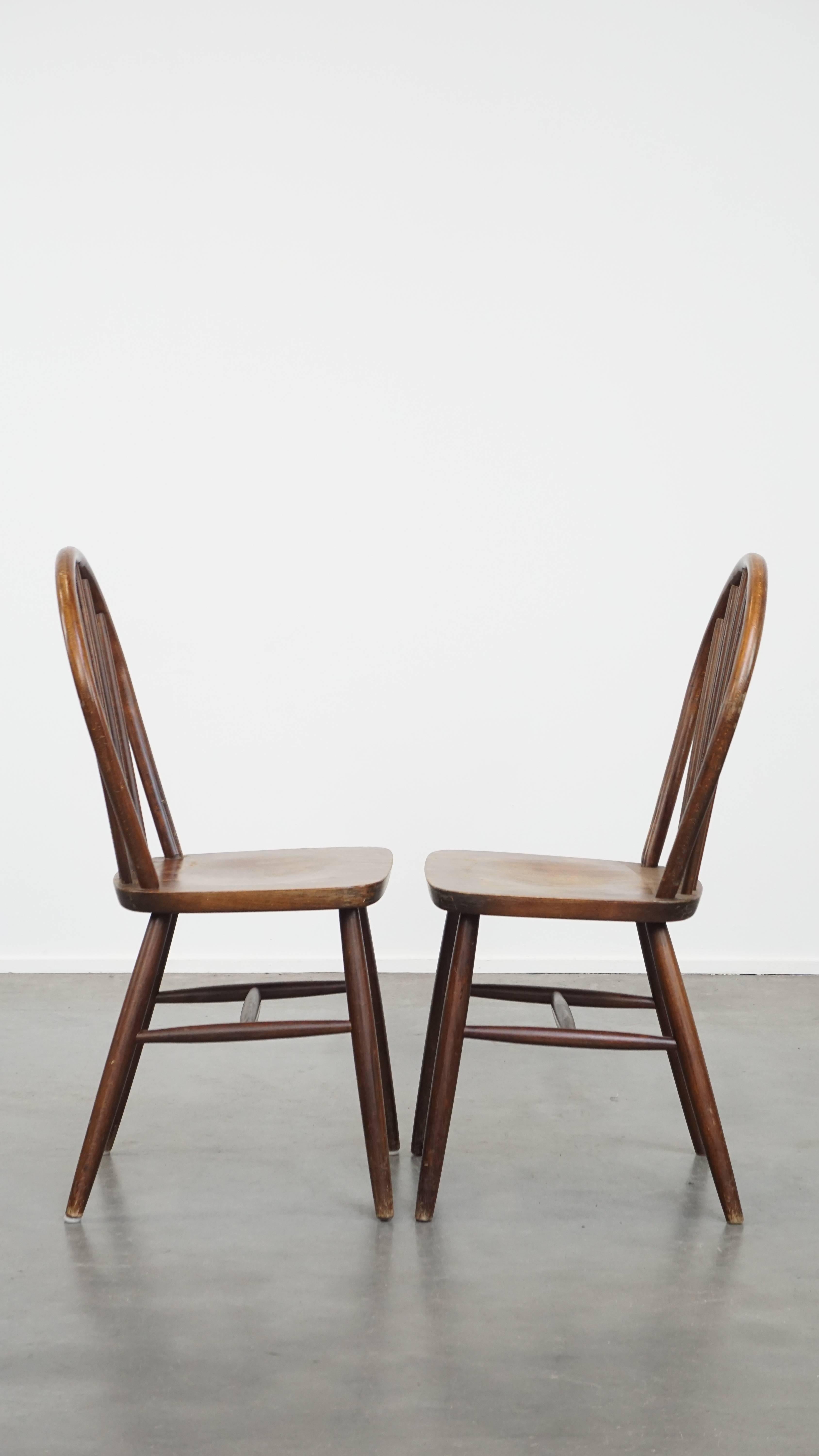 Fatto a mano Set di 2 sedie a doghe Windsor in legno degli anni '70 in stile inglese in vendita