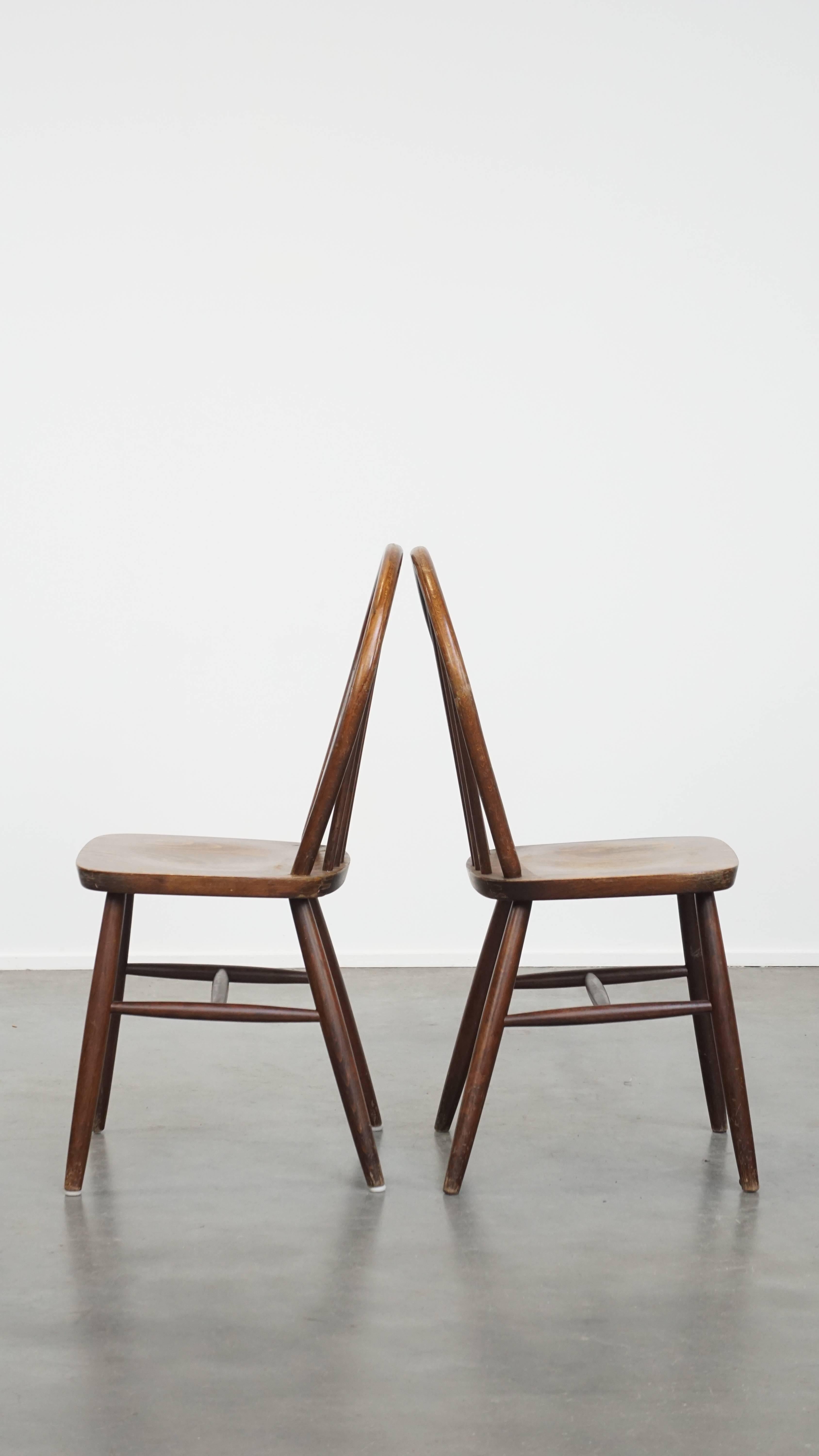Fine XX secolo Set di 2 sedie a doghe Windsor in legno degli anni '70 in stile inglese in vendita