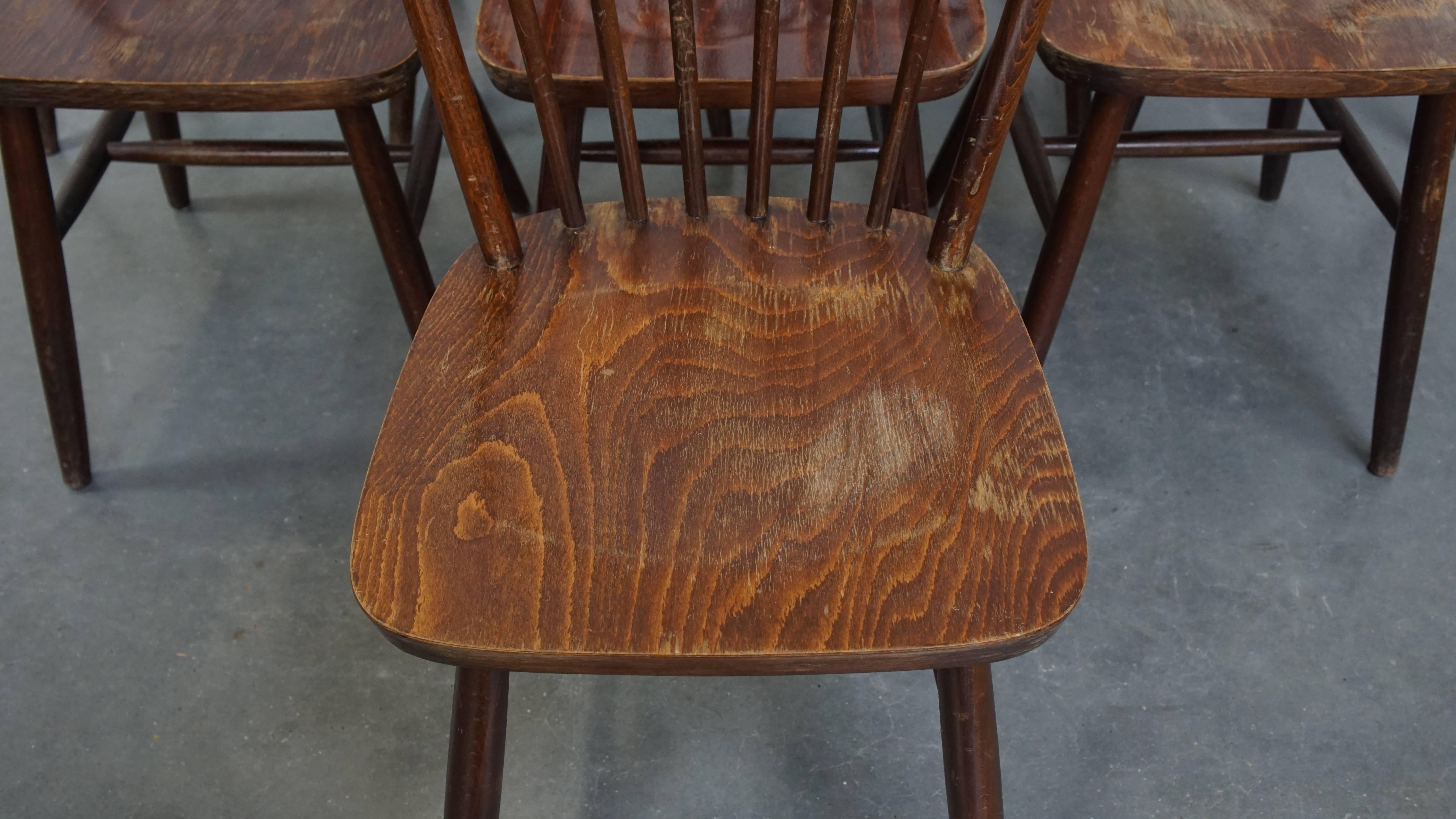 Set di 2 sedie a doghe Windsor in legno degli anni '70 in stile inglese in vendita 2