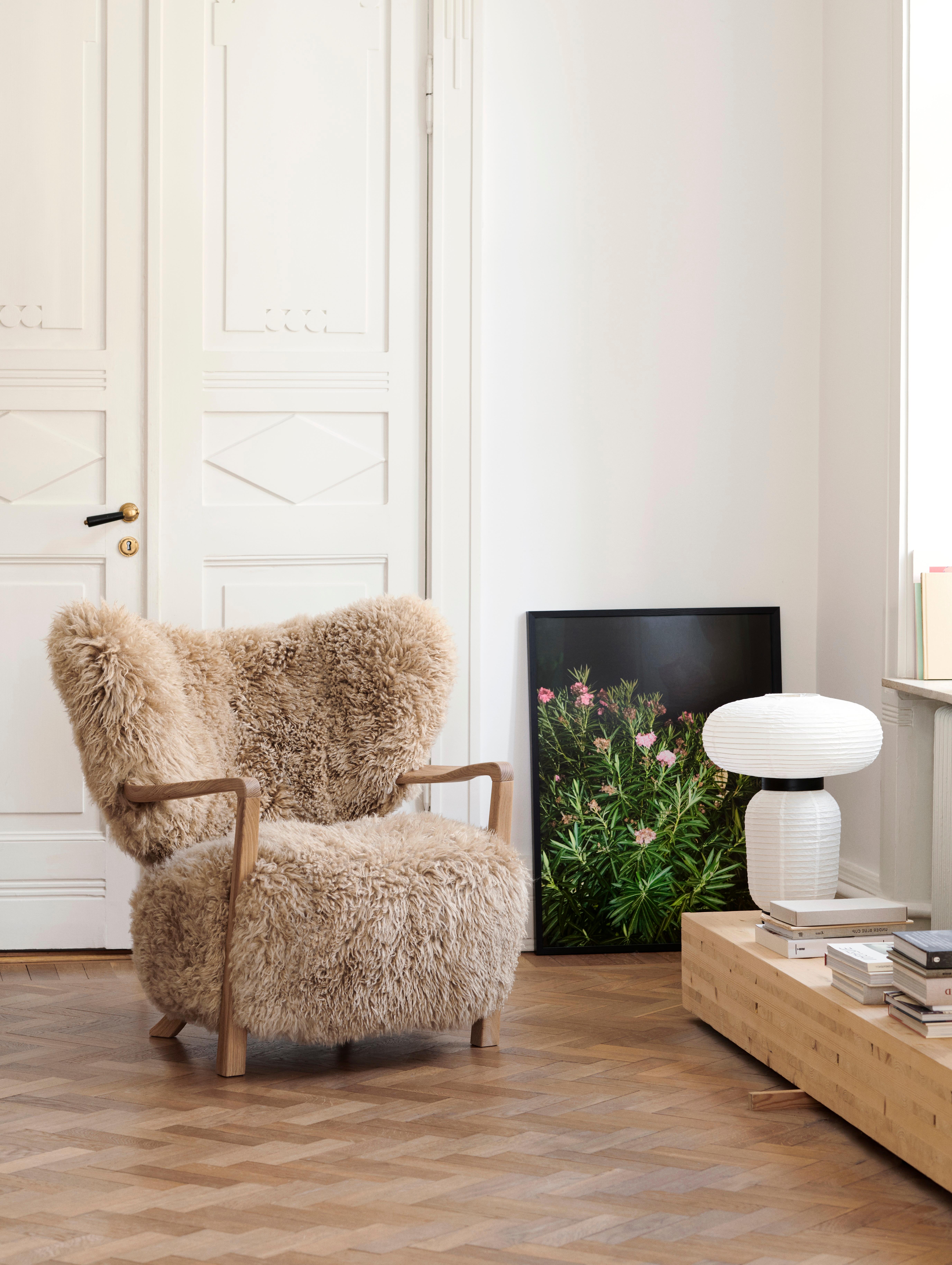 Wulff ist ein Loungesessel, dessen gepolsterte Form eine Hommage an die handgefertigten Designs der 1930er Jahre ist. 
Wulff verspricht höchste Handwerkskunst und herausragenden Komfort mit einer luxuriösen, weichen Polsterung von Sitz und