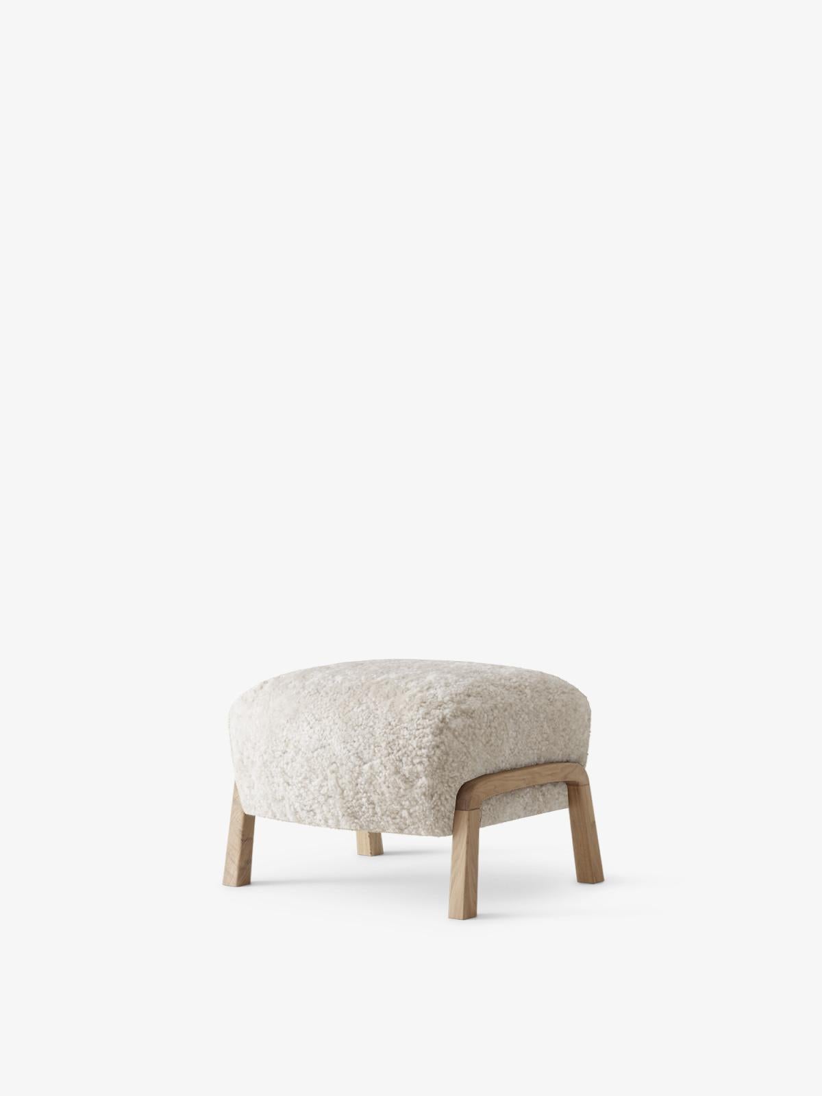 Lituano Set di 2 Wulff Atd2 e Pouf Atd3 in pelle di pecora Moonlight/Oak per &Tradition in vendita