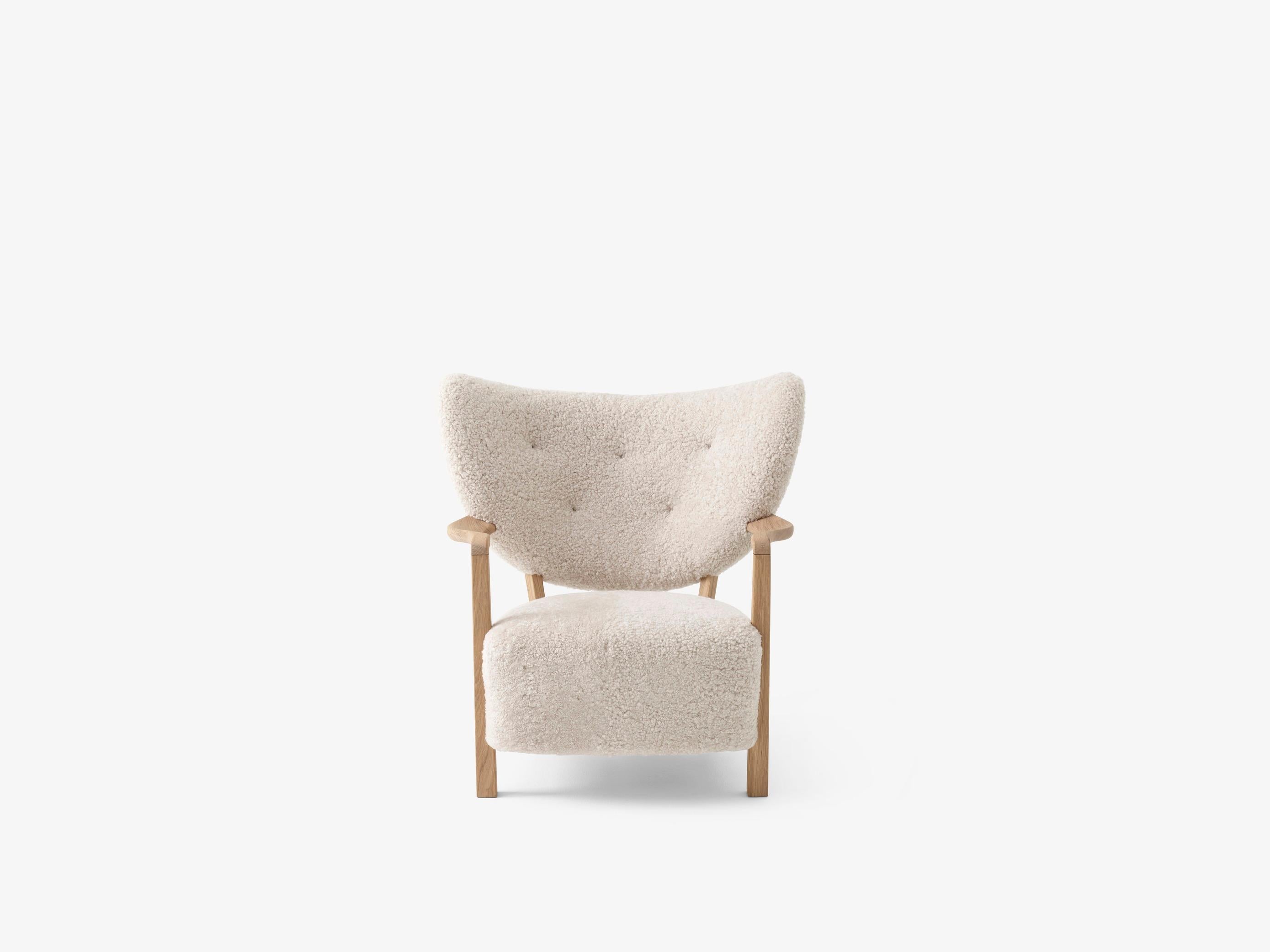 XXI secolo e contemporaneo Set di 2 Wulff Atd2 e Pouf Atd3 in pelle di pecora Moonlight/Oak per &Tradition in vendita