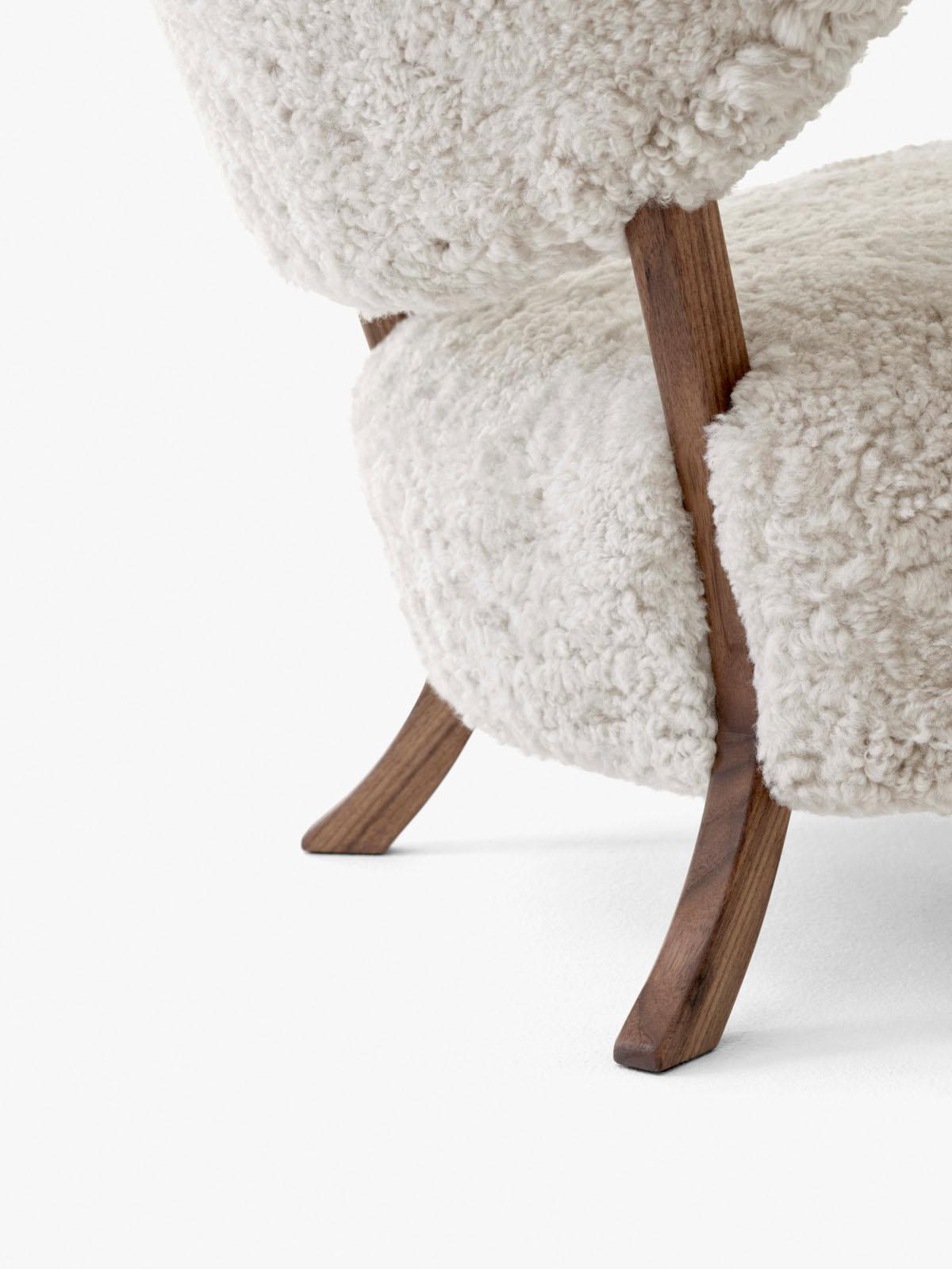 Contemporary Set of 2 Wulff Atd2 & Pouf Atd3 in Sheepskin Moonlight/Walnut for & Tradition For Sale