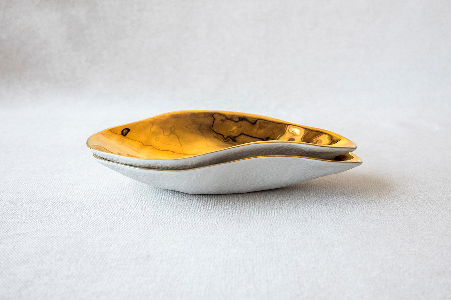 • Set of 4 small porcelain side dishes
• 16cm x 8,5cm x 3cm
• perfect for a sexy amuse-bouche, a pre-dessert or side dish
• for that sexy dinner party
• with a very luxurious 24k hand painted golden surface
• textured bottom
• designed in