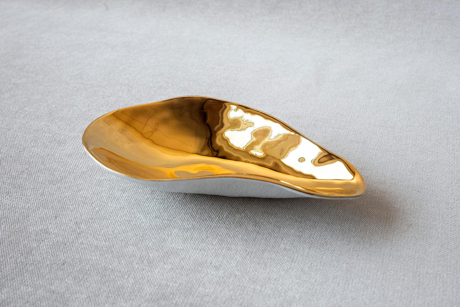 Porcellana Set di 2 x Indulge nº3 / Oro / Piatto laterale, Stoviglie in porcellana fatte a mano in vendita
