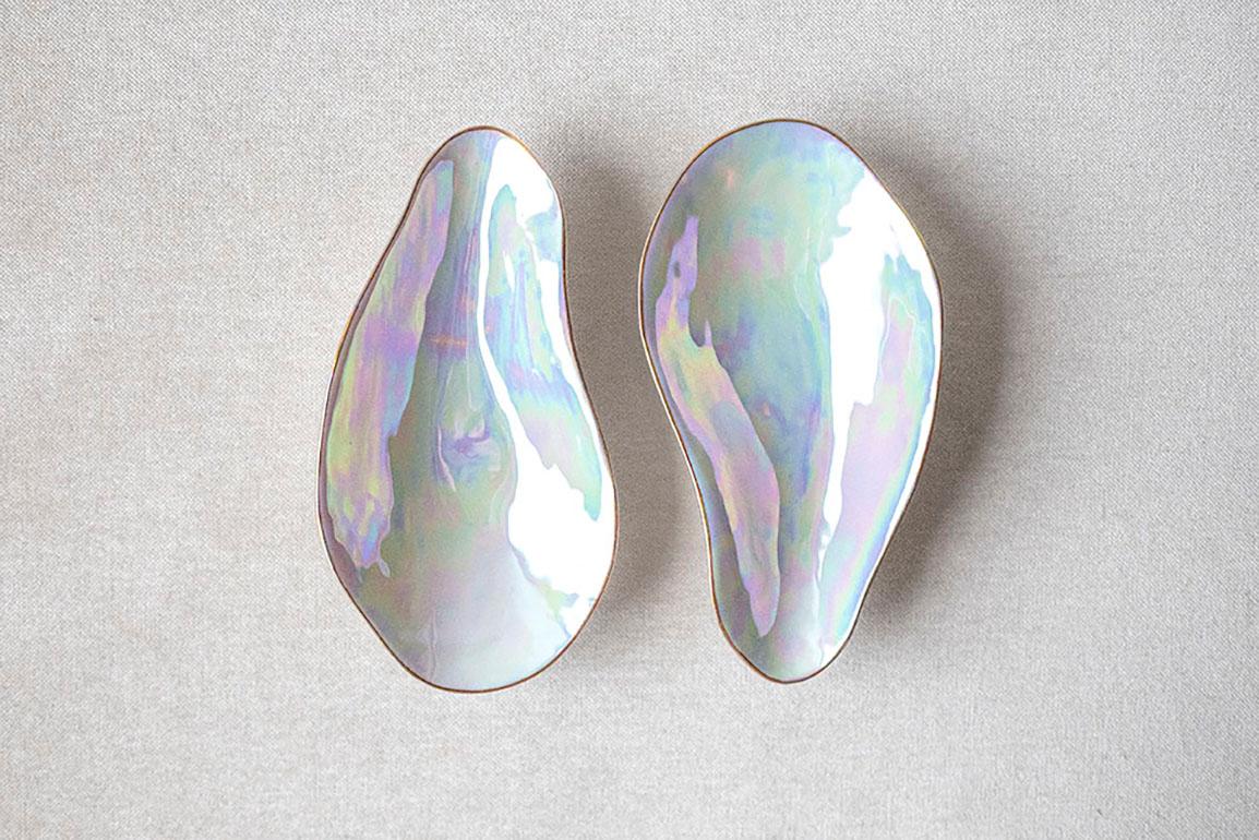 • set of 2 small porcelain side dishes
• meaures: 16cm x 8,5cm x 3cm
• perfect for a sexy amuse-bouche, a pre-dessert or side dish
• for that sexy dinner party
• with a glamorous iridescent surface and a luxurious 24k handpainted golden rim
•
